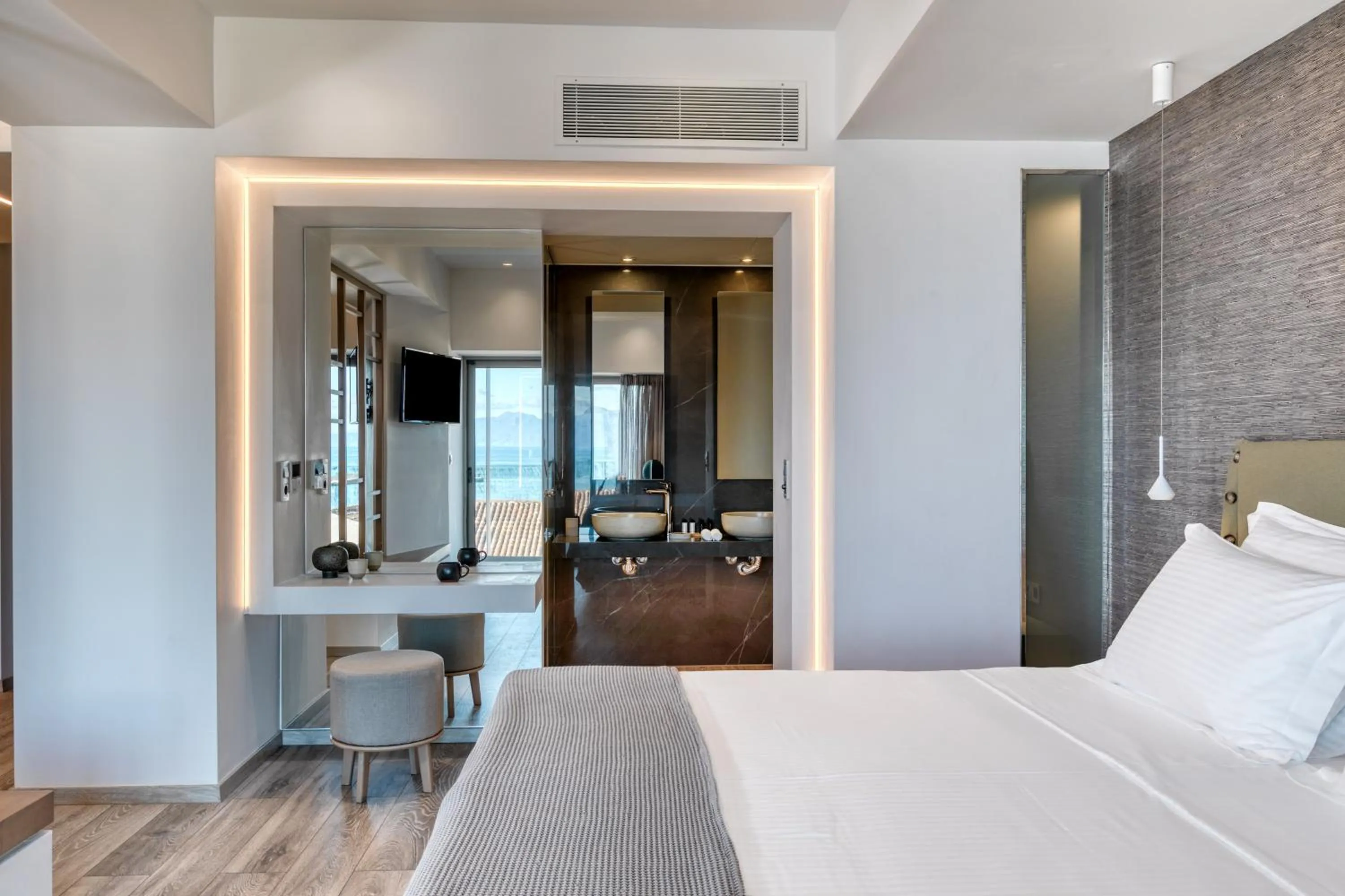 Shower, Bed in LAS HOTEL & SPA