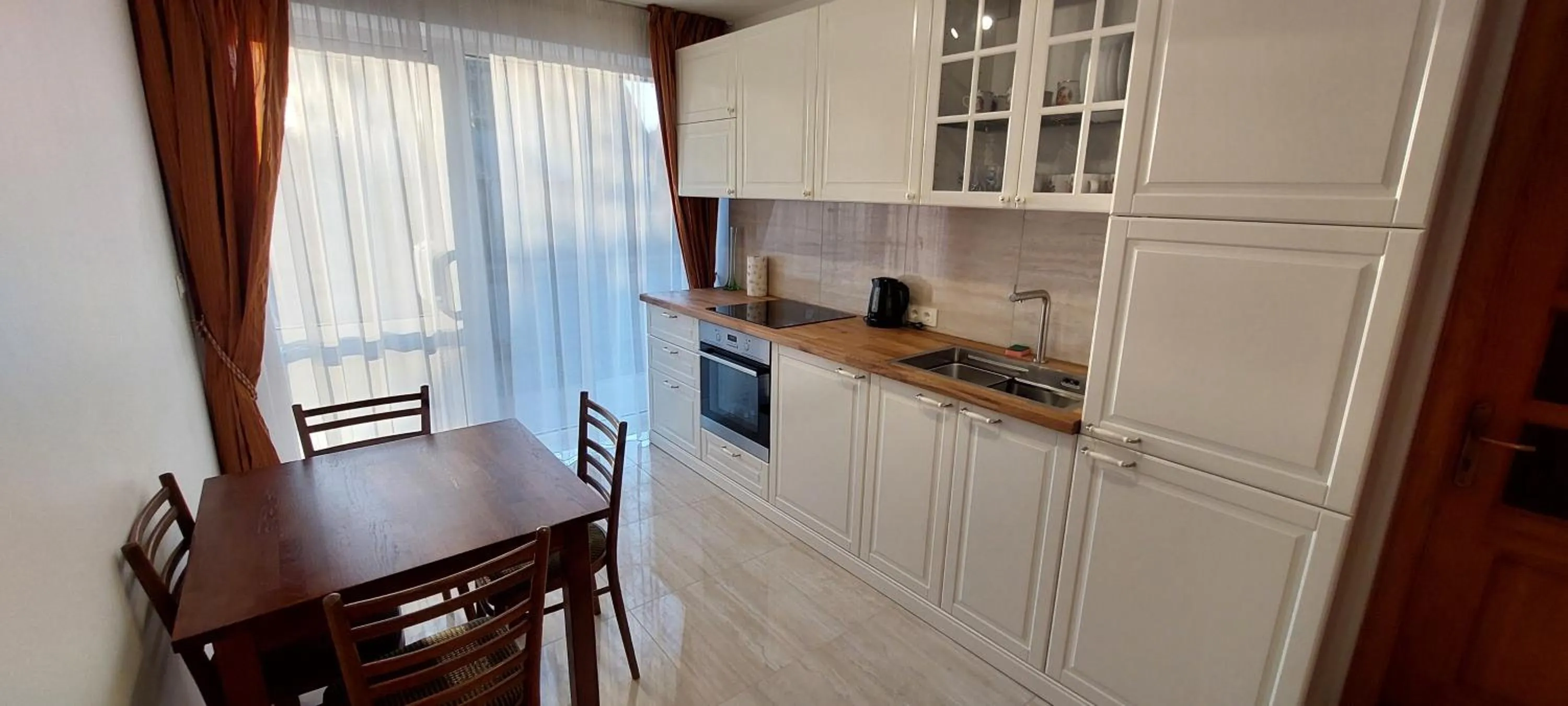 Apartamentai šalia baseino