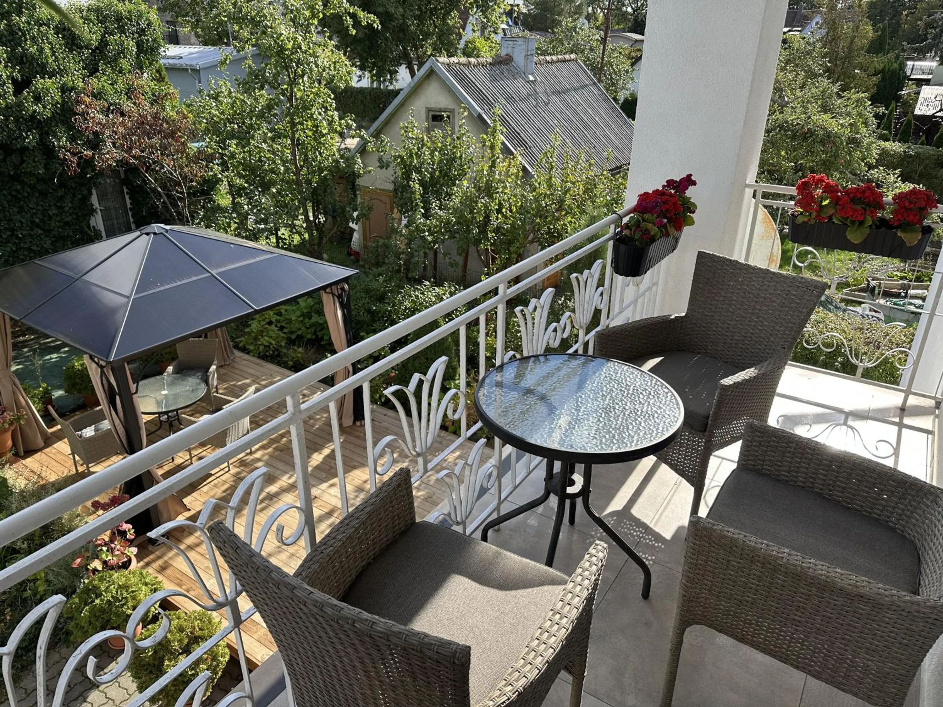 Apartamentai šalia baseino