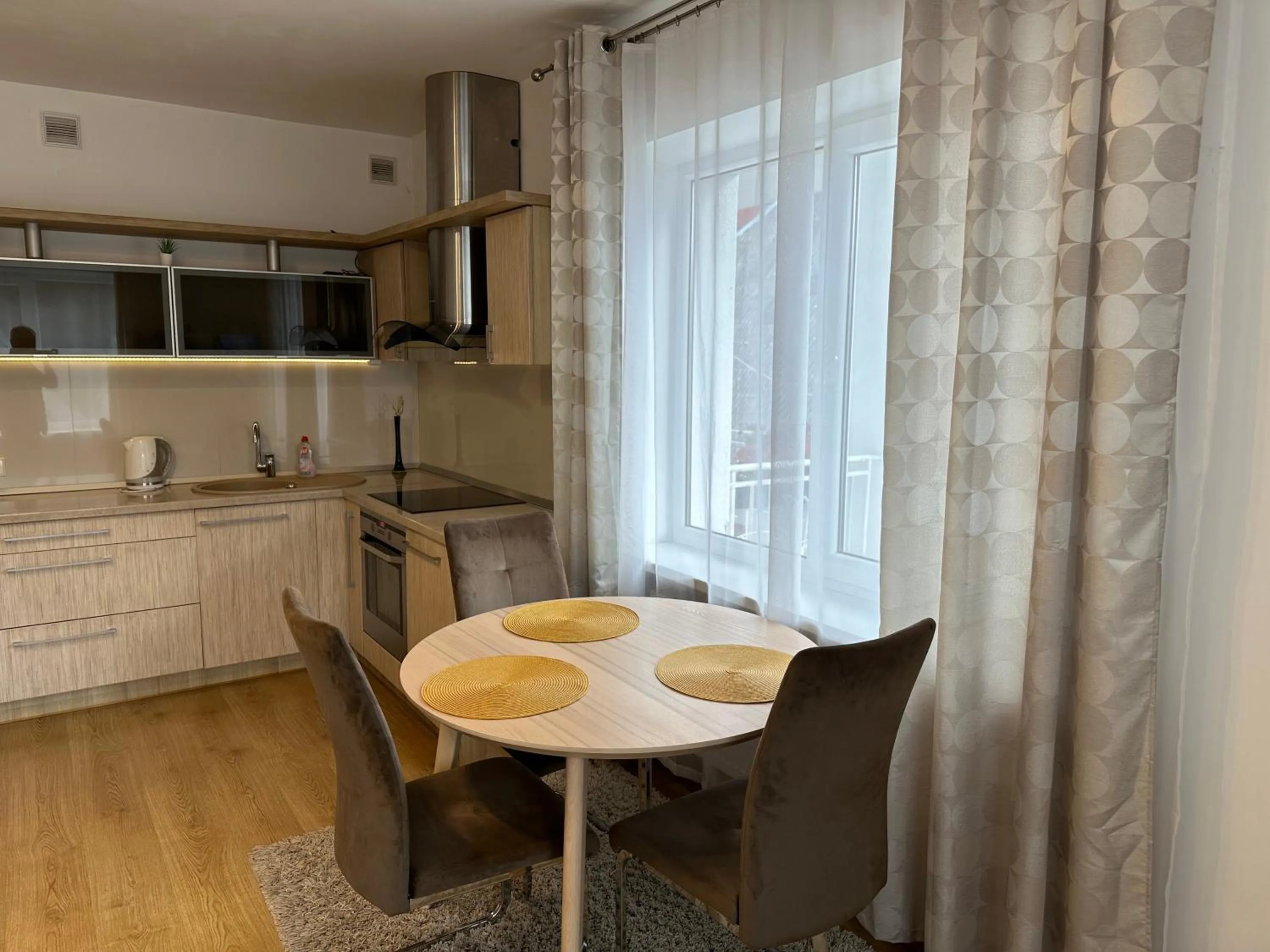 Apartamentai šalia baseino