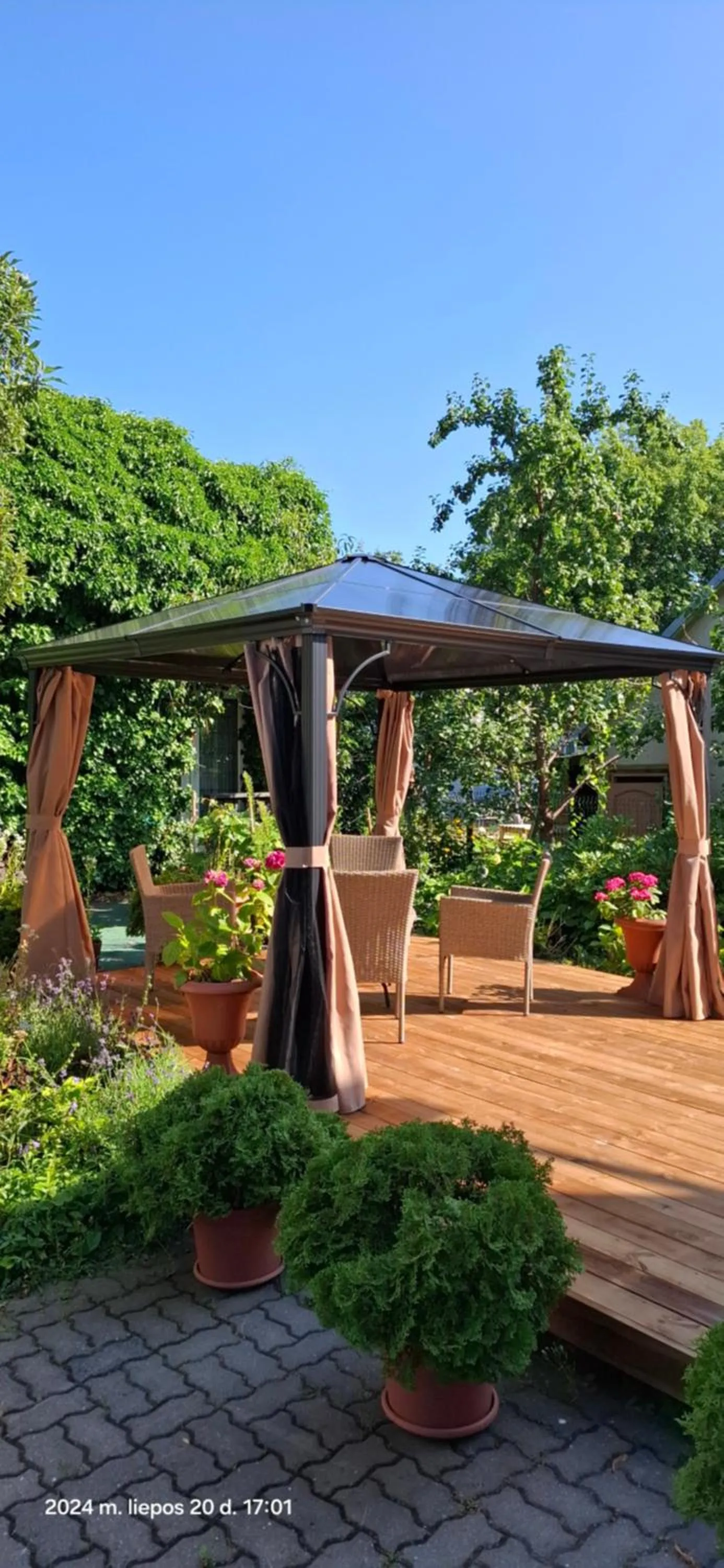 Apartamentai šalia baseino