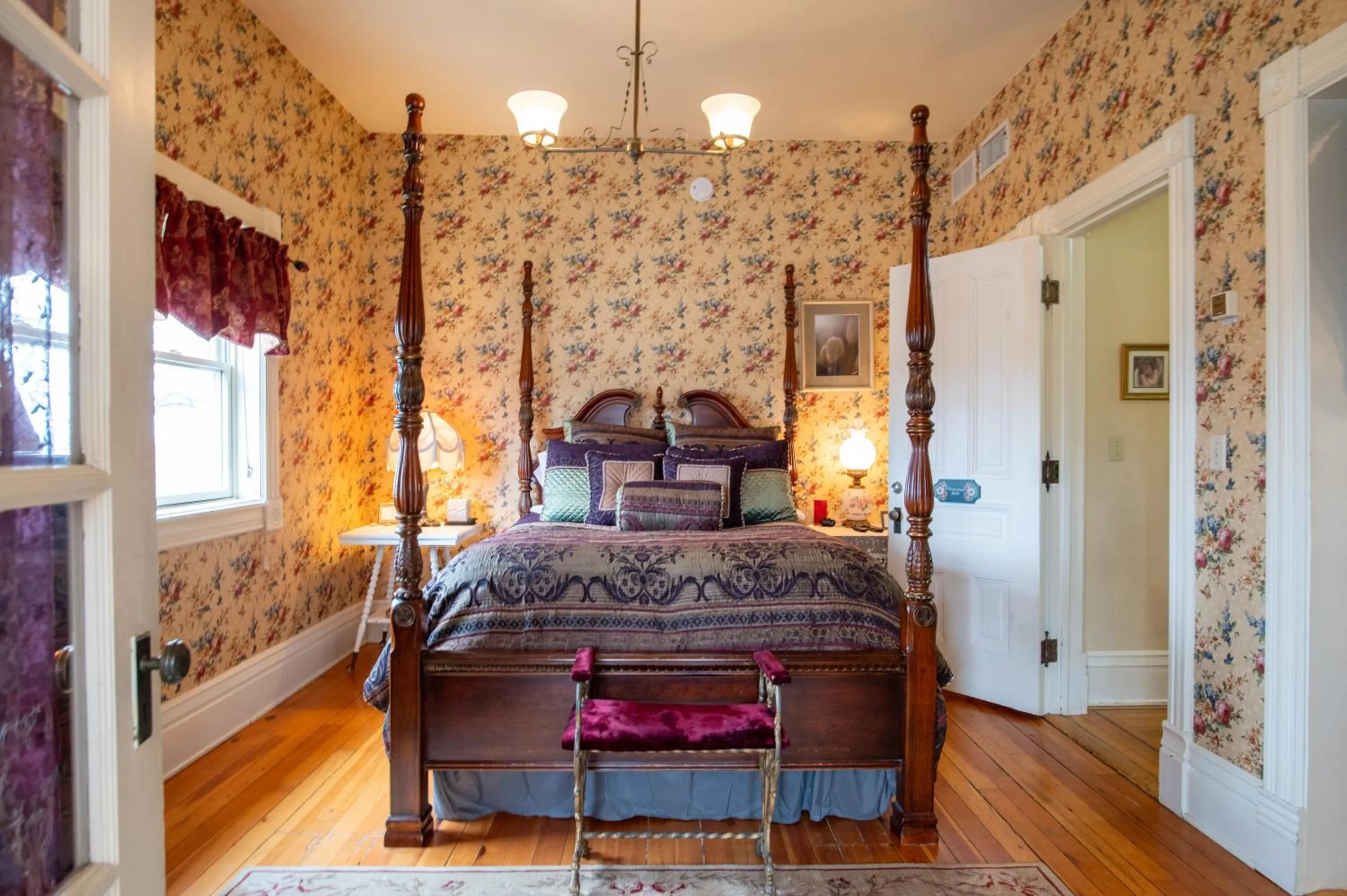 Bed in Aurora Staples Inn