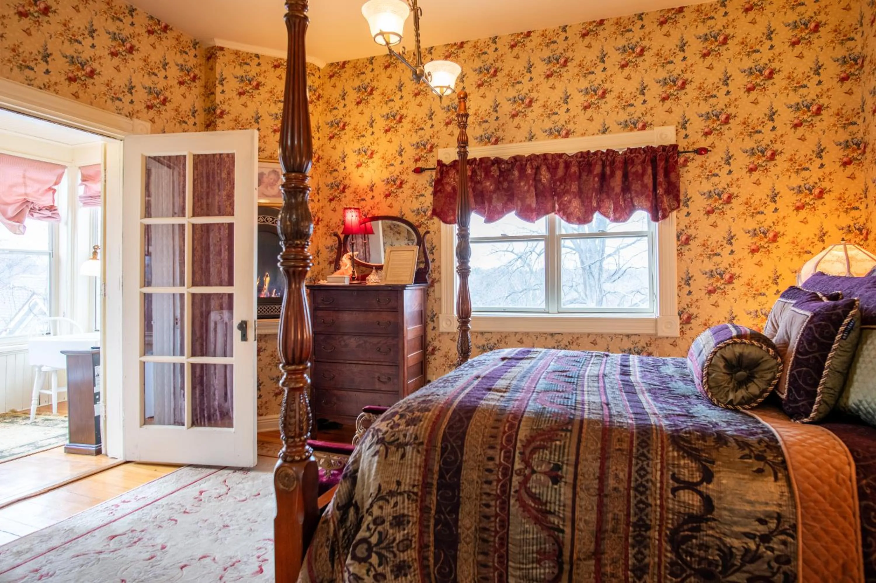 Bed in Aurora Staples Inn