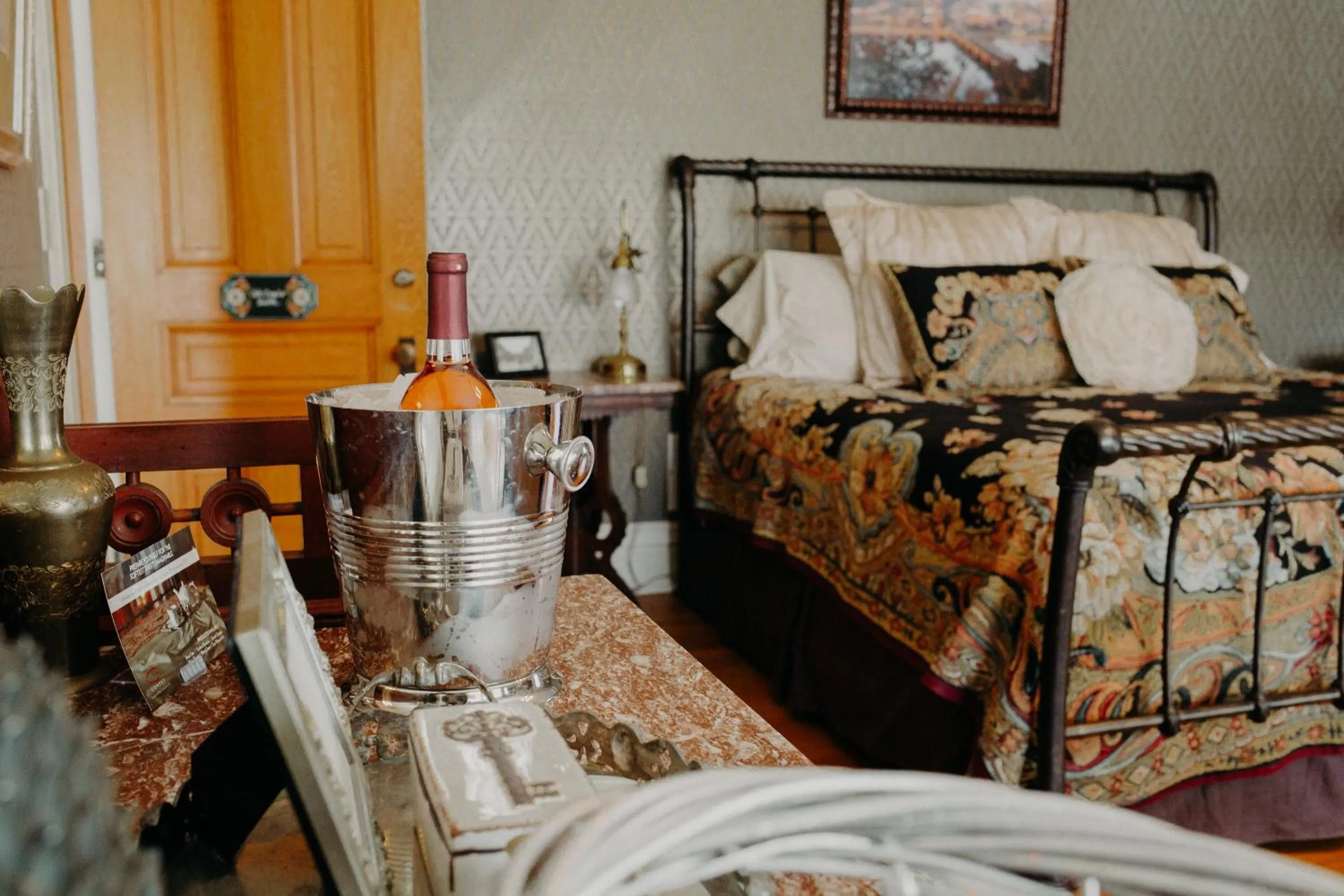 Bed in Aurora Staples Inn