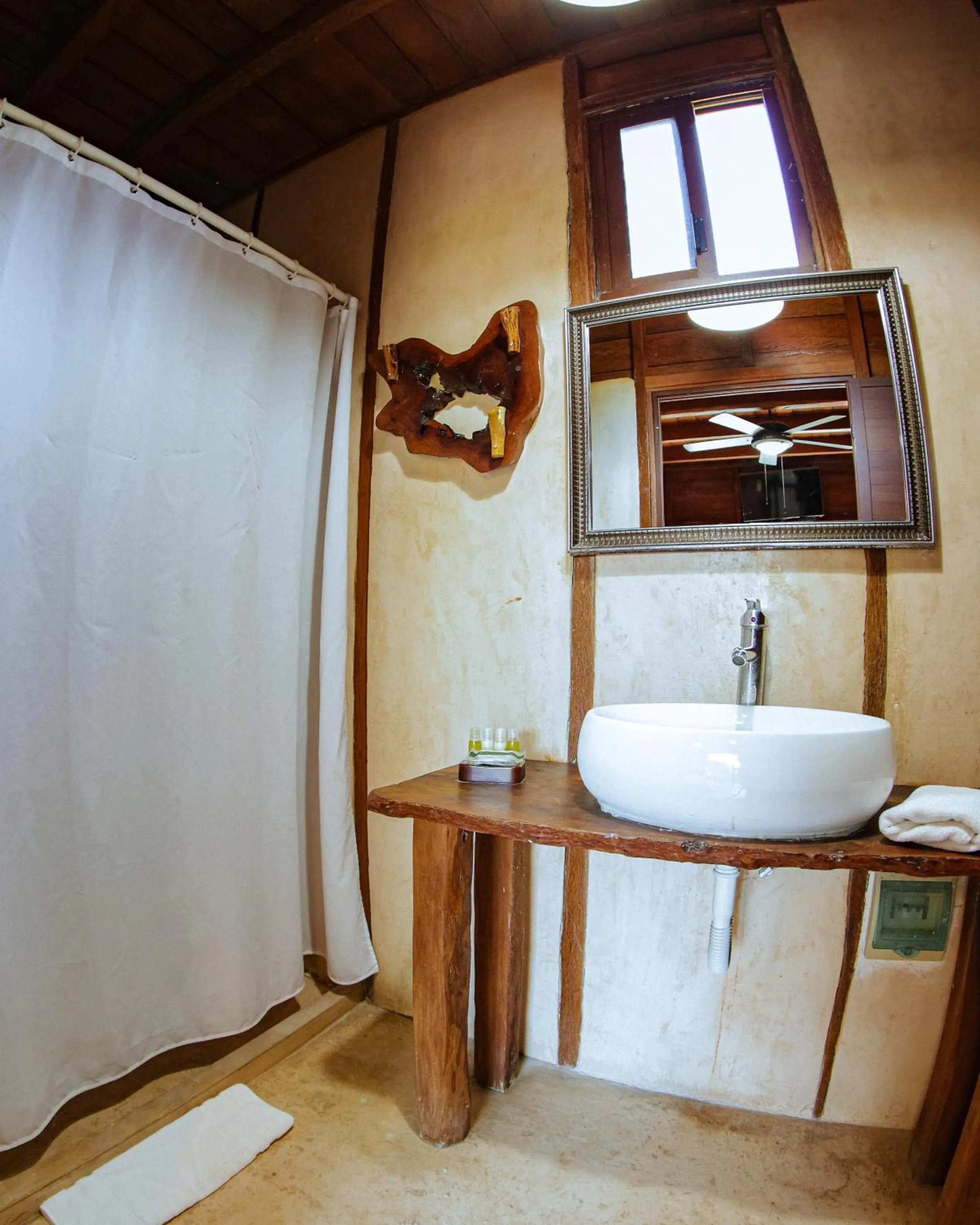 Bathroom in Coconut by ÓOL Hotels
