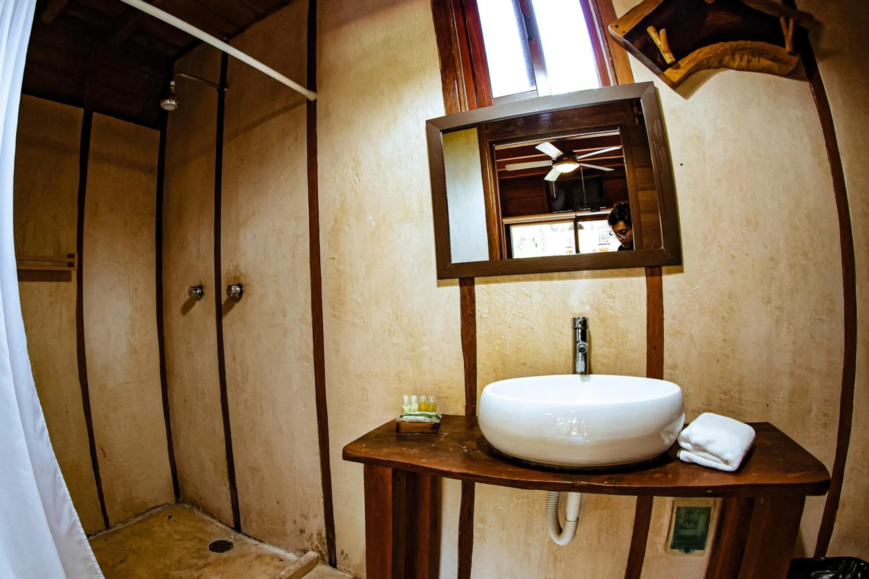 Bathroom in Coconut by ÓOL Hotels