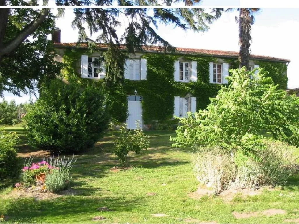 Property building in Chambres d'Hôtes Domaine du Bouchon