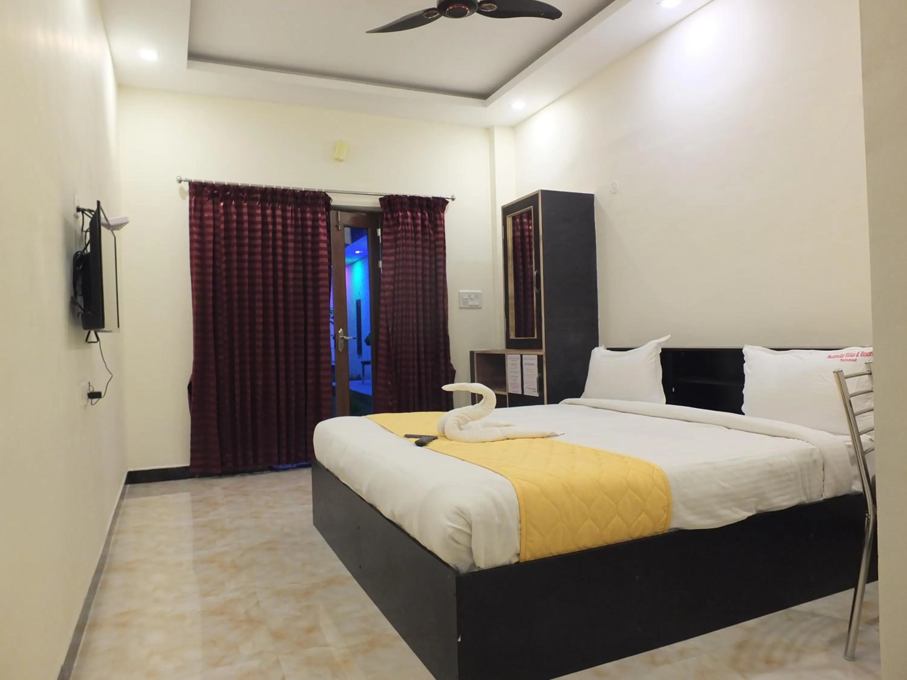 Bed in Sushmika Resorts Inn