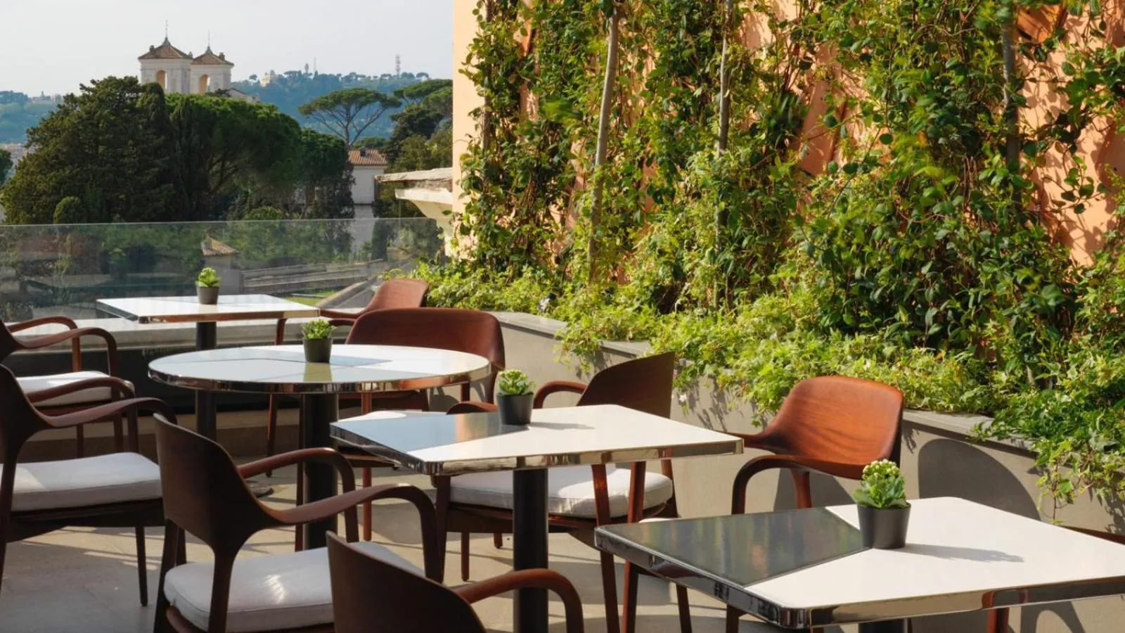Restaurant/places to eat in Sushmika Resorts Inn