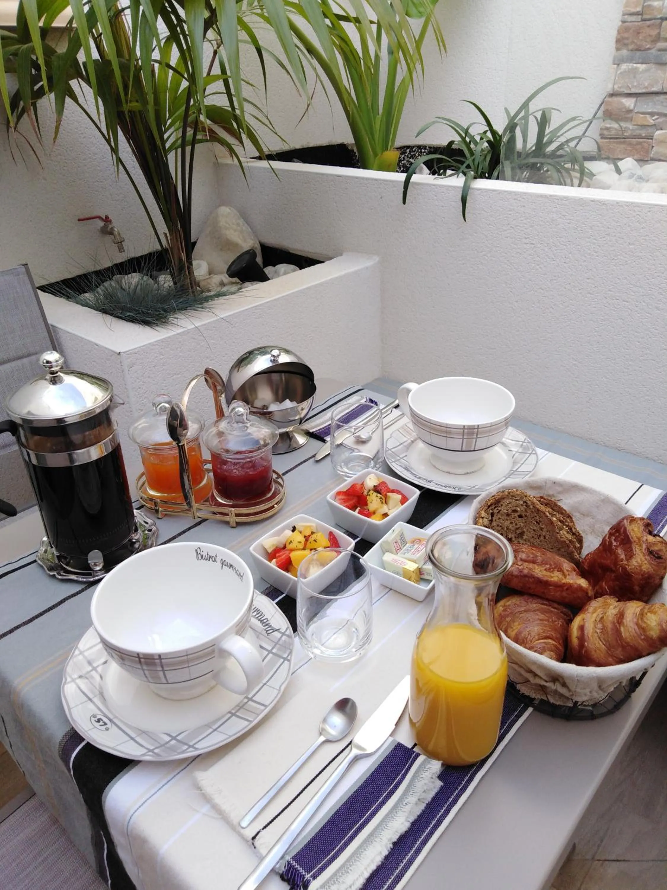 Continental breakfast in RUE DU BAC chambre d hôtes adultes only