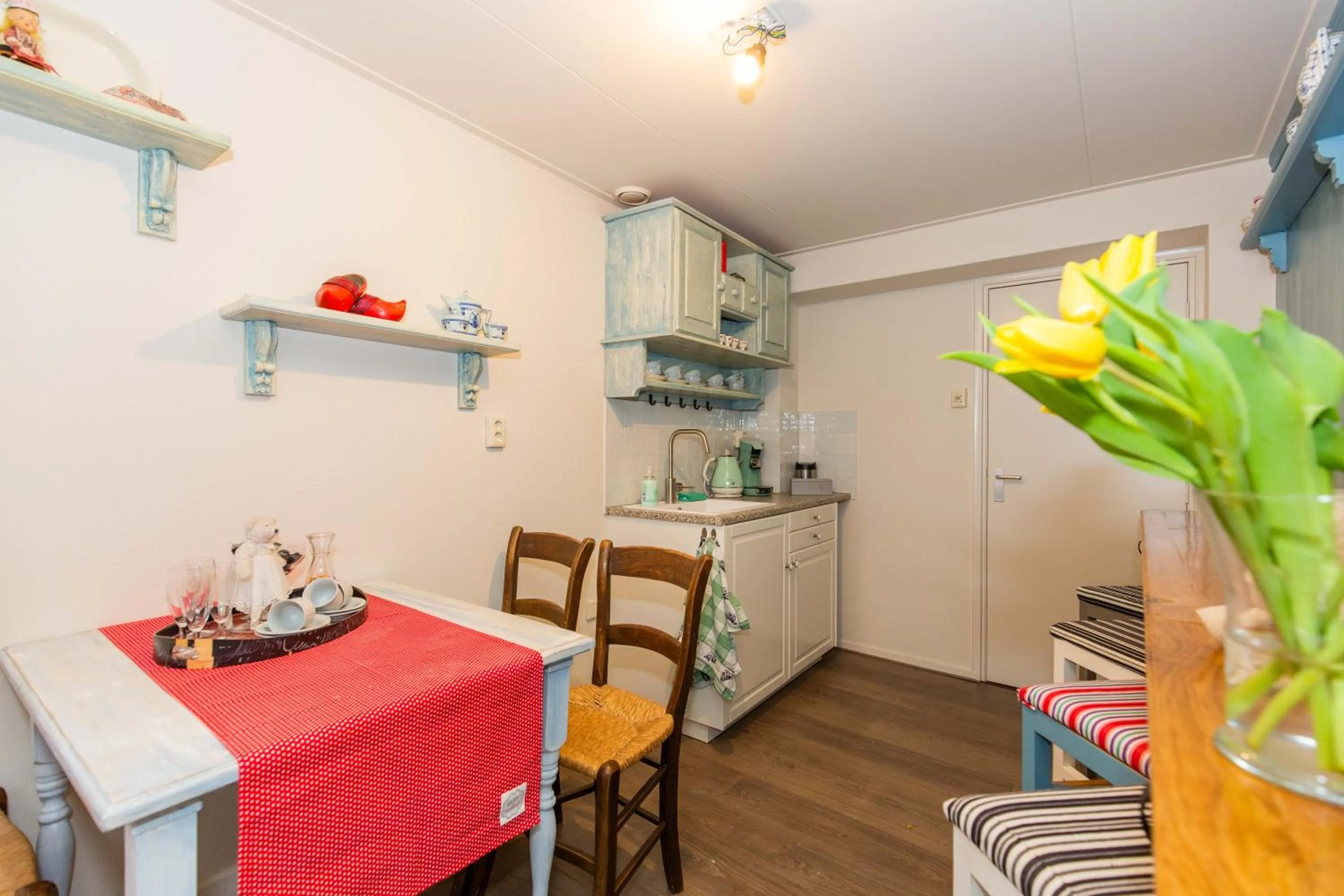 Communal kitchen in Bed and Breakfast De Pepersteeg