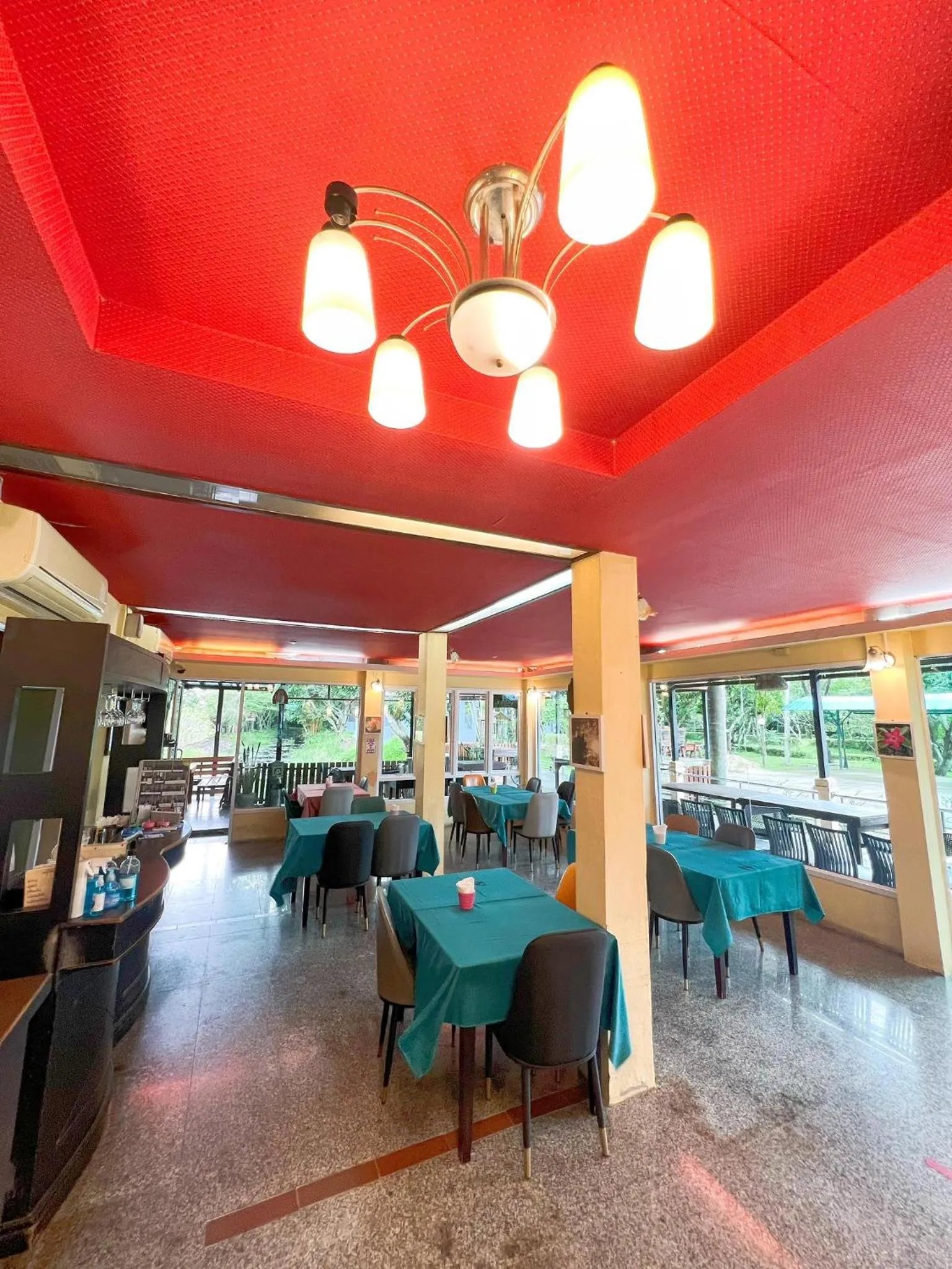 Restaurant/places to eat in Srikij GardenHome Resort