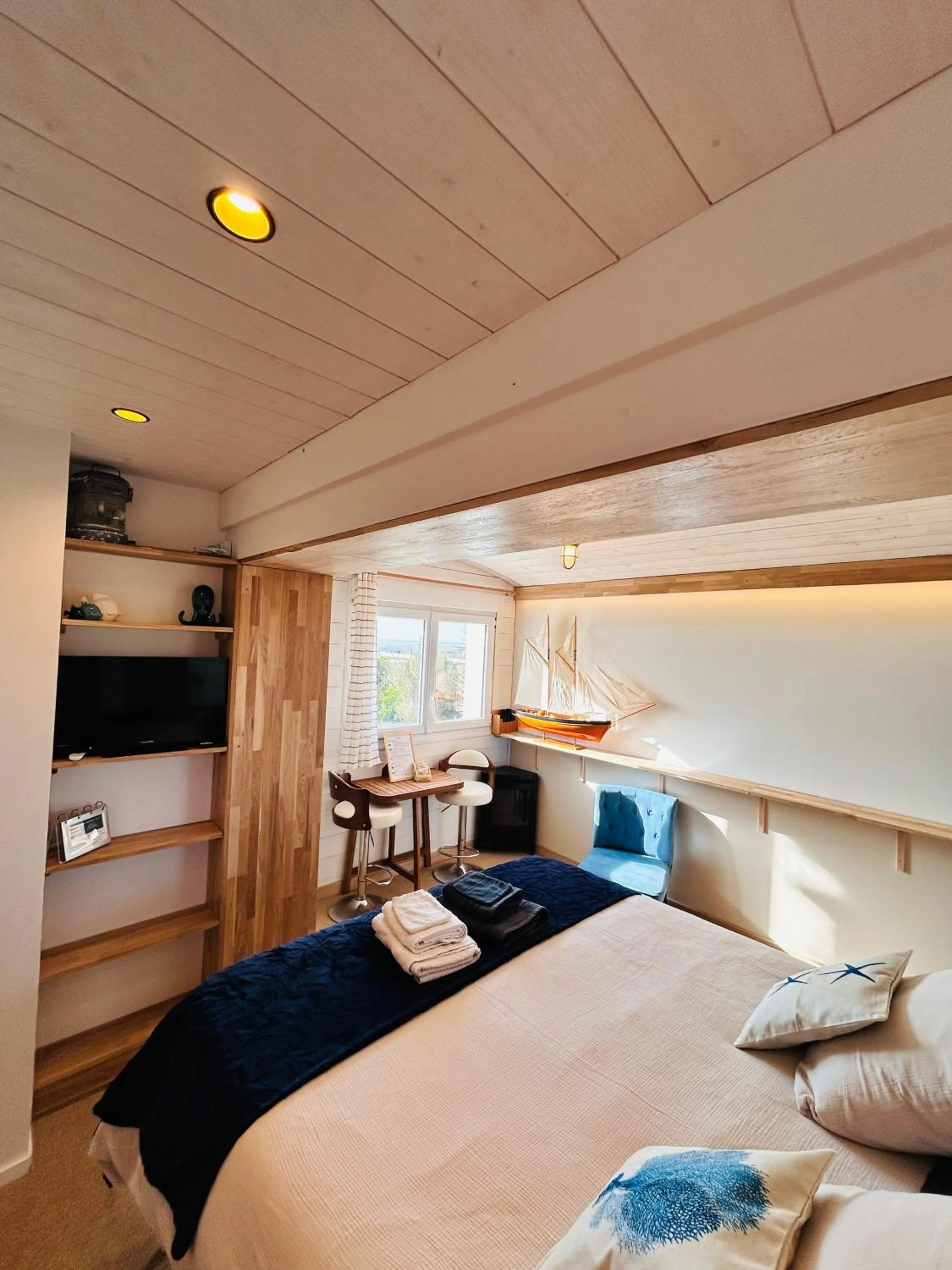 TV and multimedia, Bed in "La Cabine" côté mer et côté jardin à la VILLA PLEIN VENT