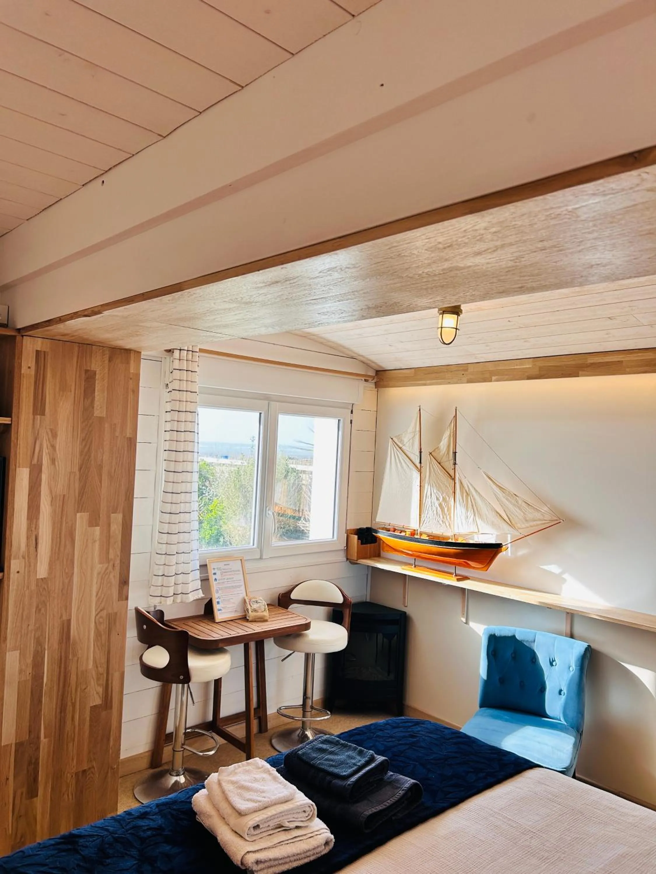 Decorative detail, Bed in "La Cabine" côté mer et côté jardin à la VILLA PLEIN VENT