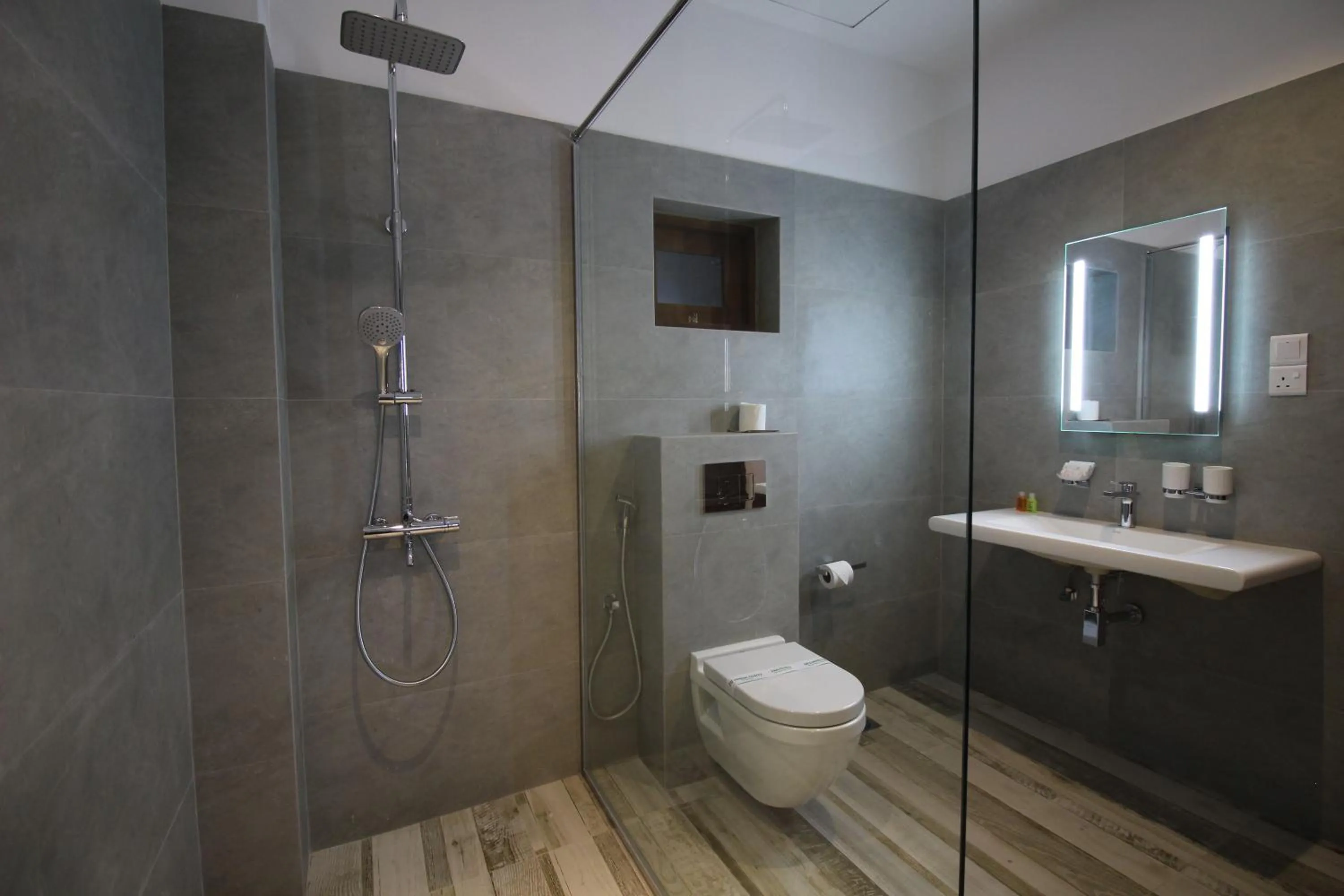 Shower in Hotel Refresh Blue