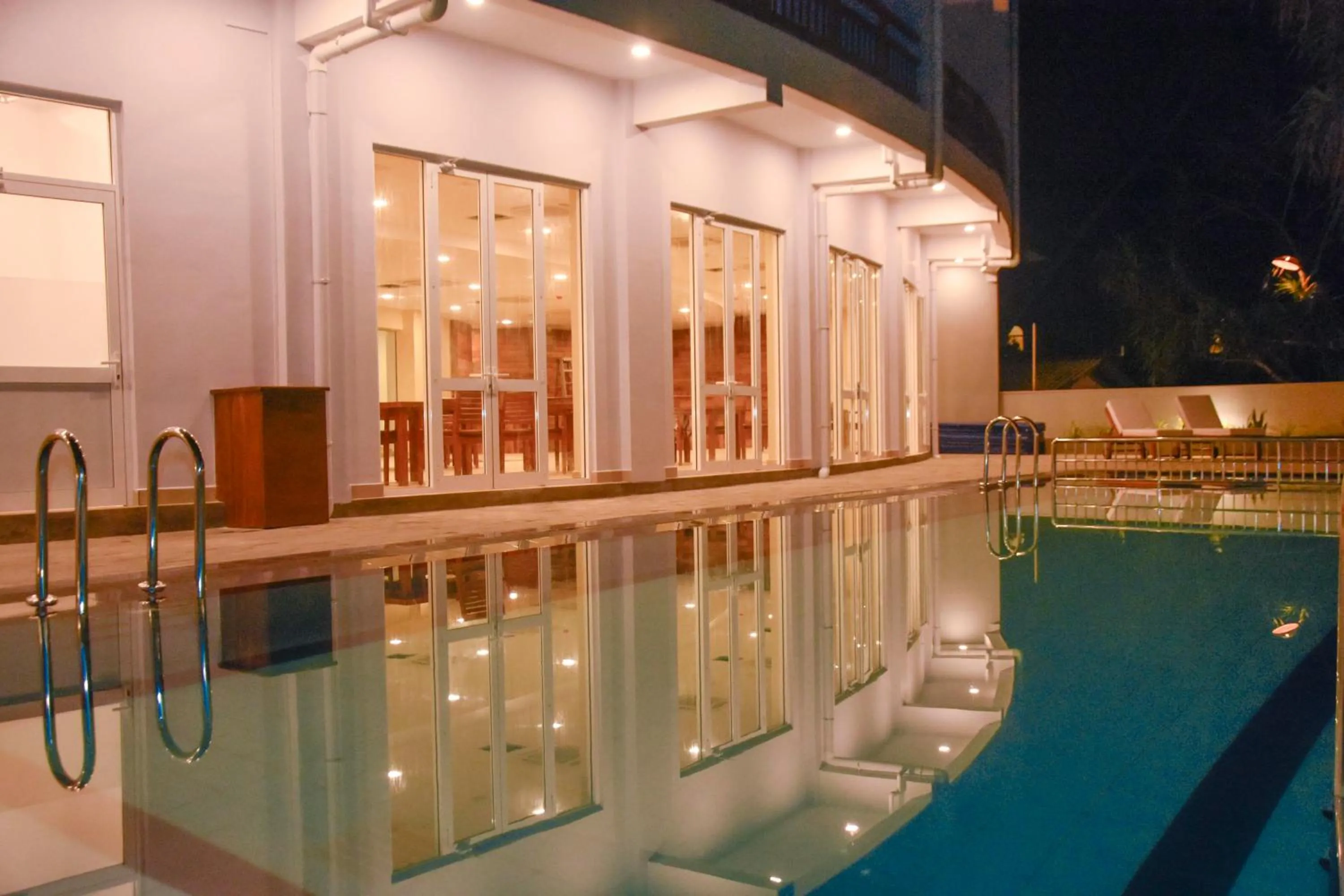 Swimming pool in Hotel Refresh Blue