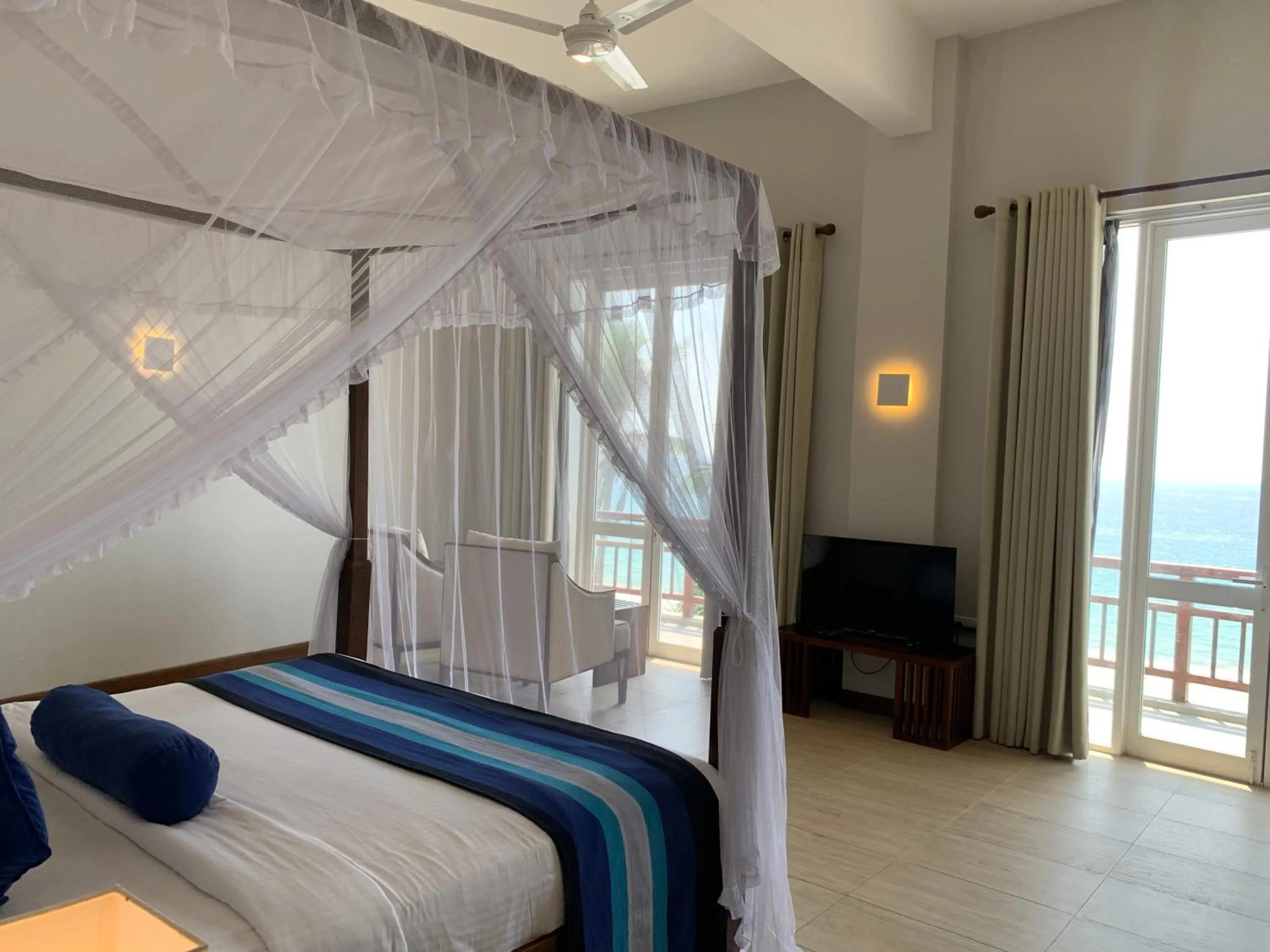 Bed in Hotel Refresh Blue