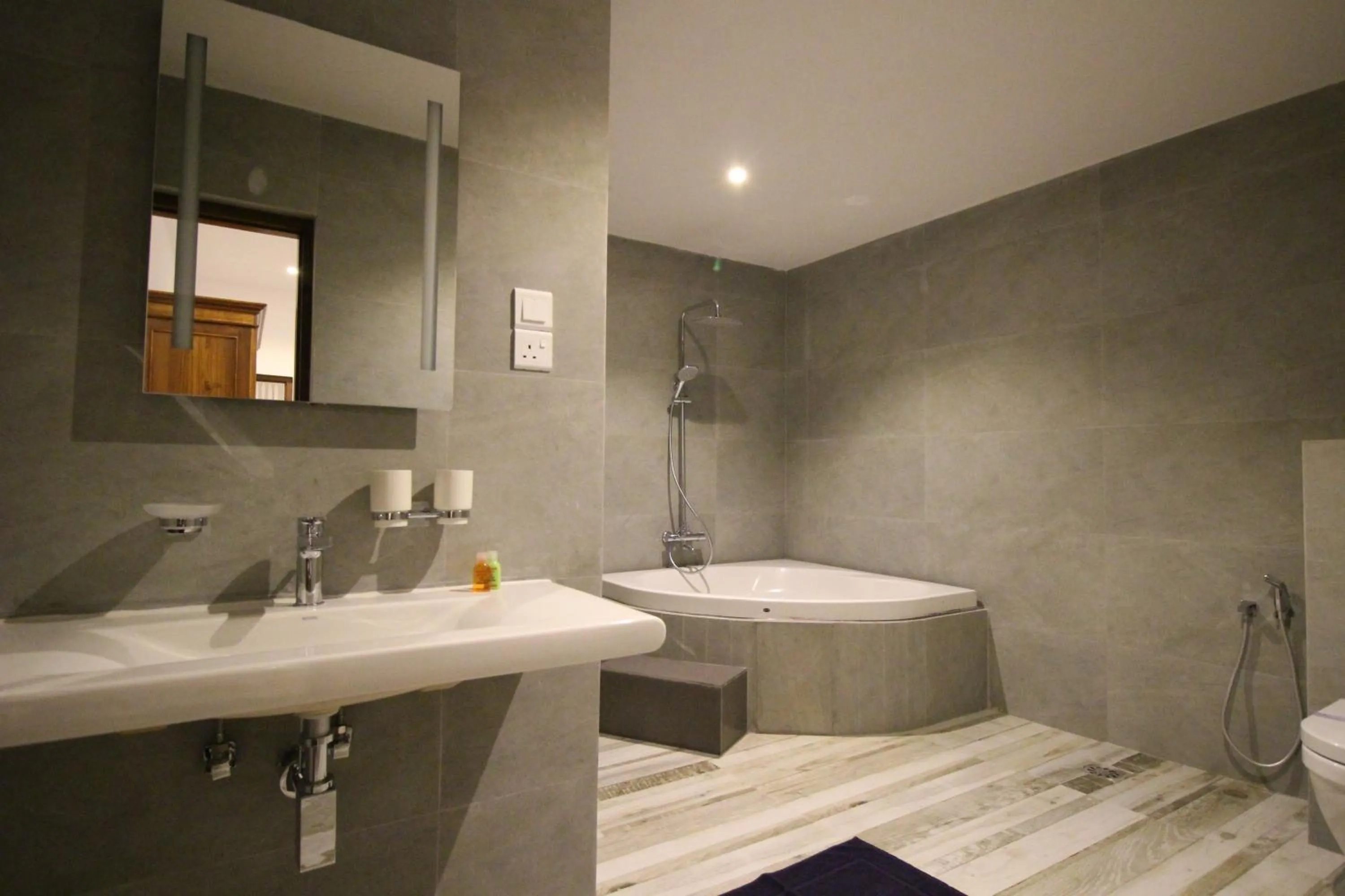 Toilet in Hotel Refresh Blue