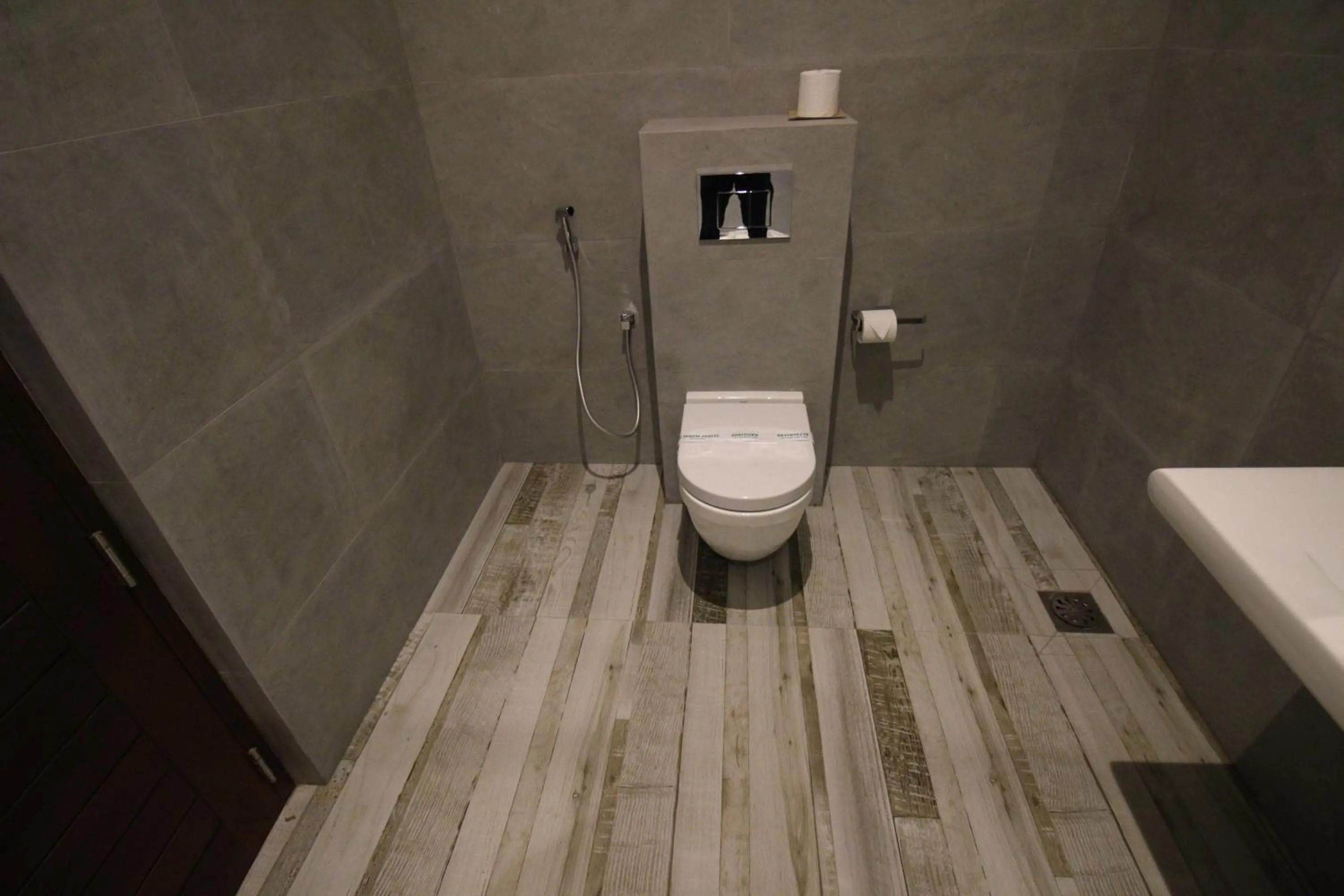 Toilet in Hotel Refresh Blue