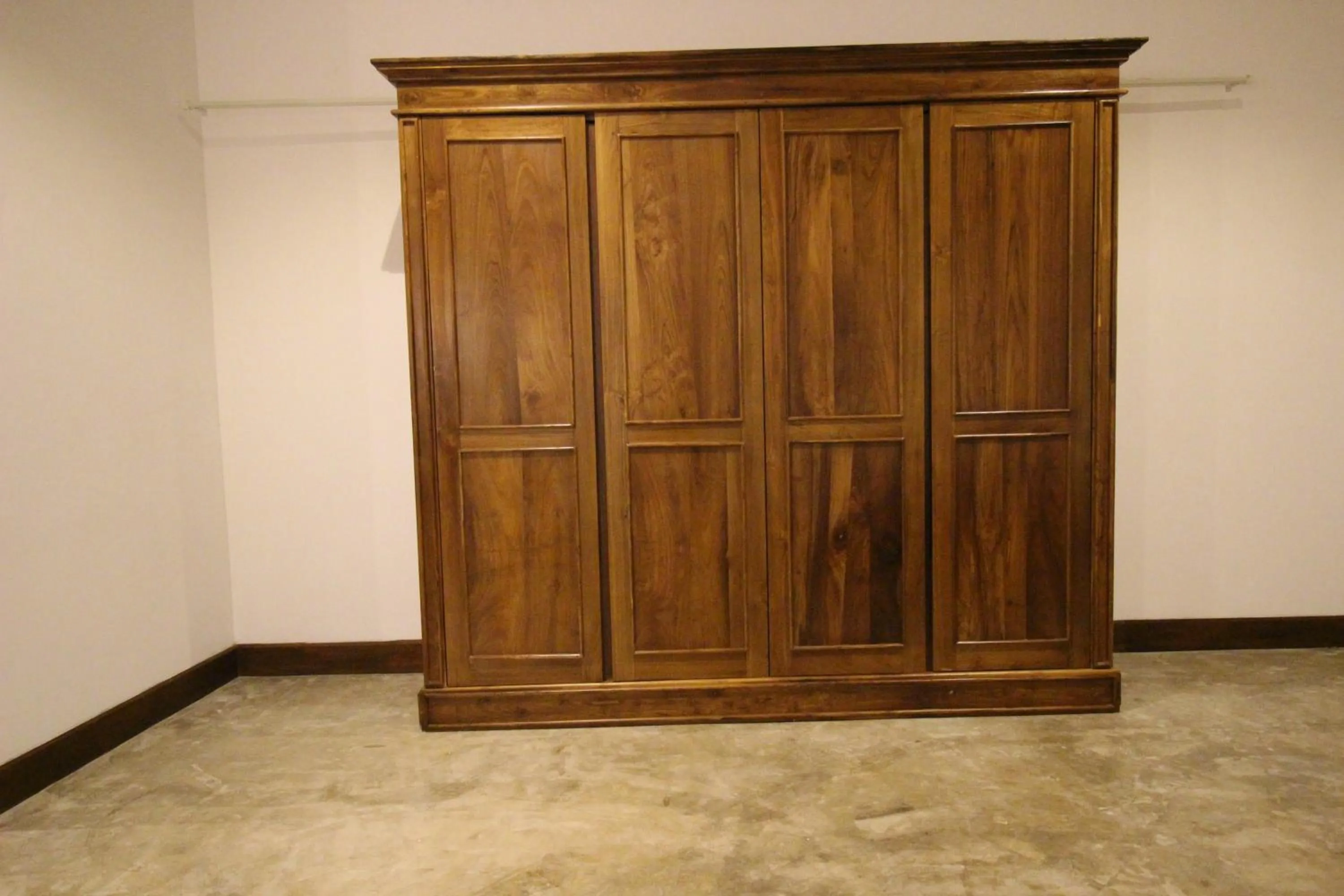 wardrobe in Hotel Refresh Blue