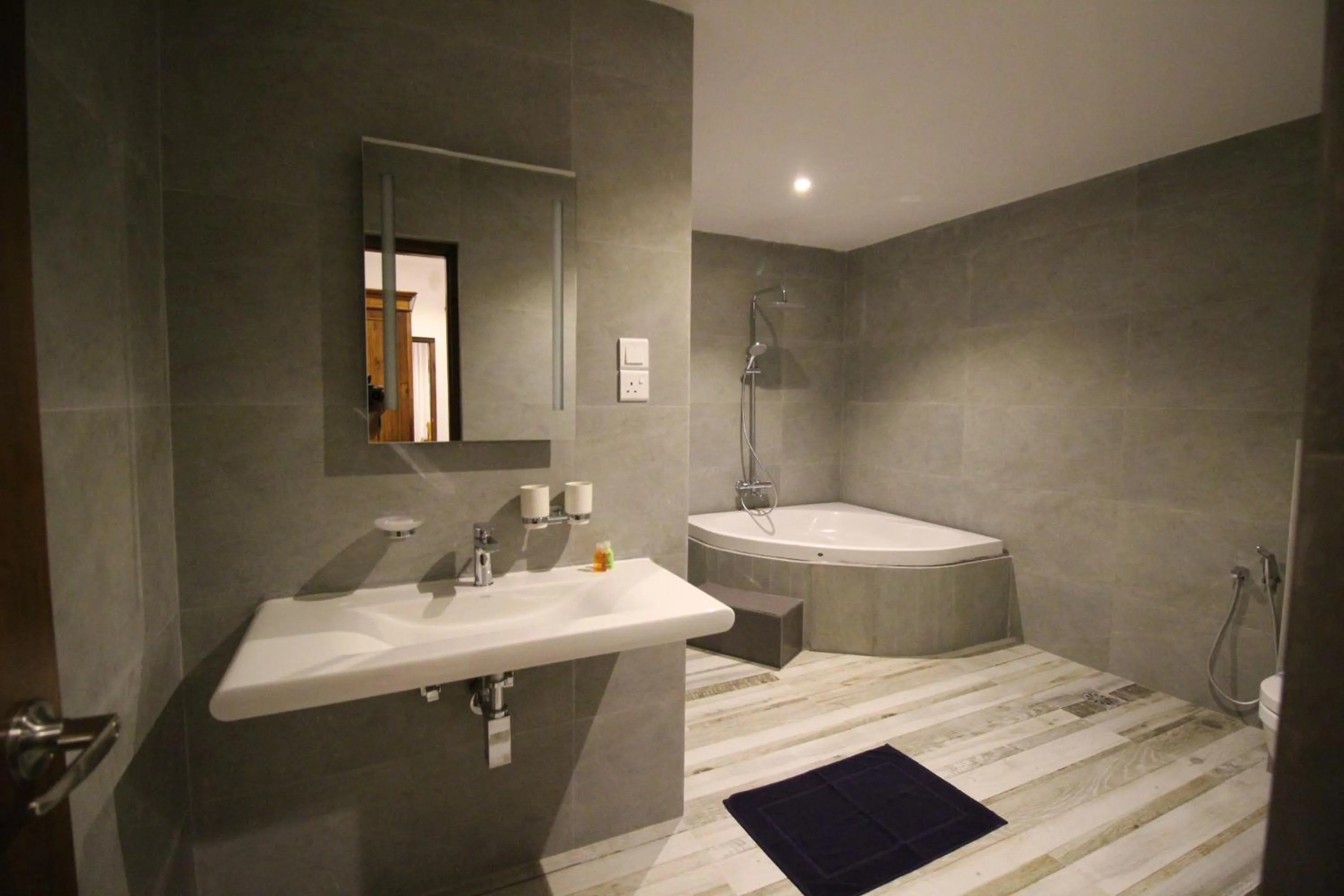 Shower in Hotel Refresh Blue