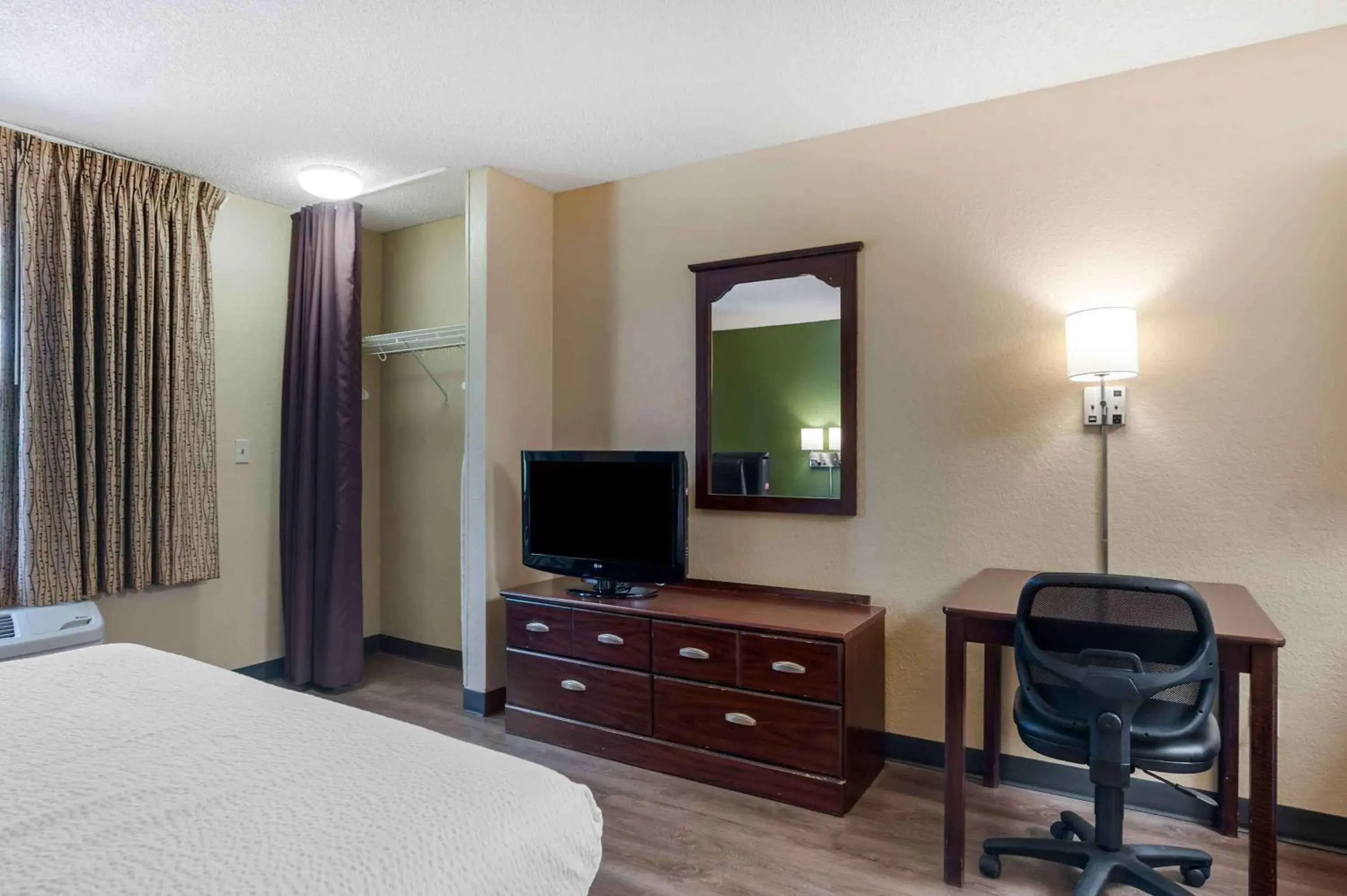Bedroom, Bed in Extended Stay America Suites - Orange County - Lake Forest Bedroom, Bed in Extended Stay America Suites - Orange County - Lake Forest