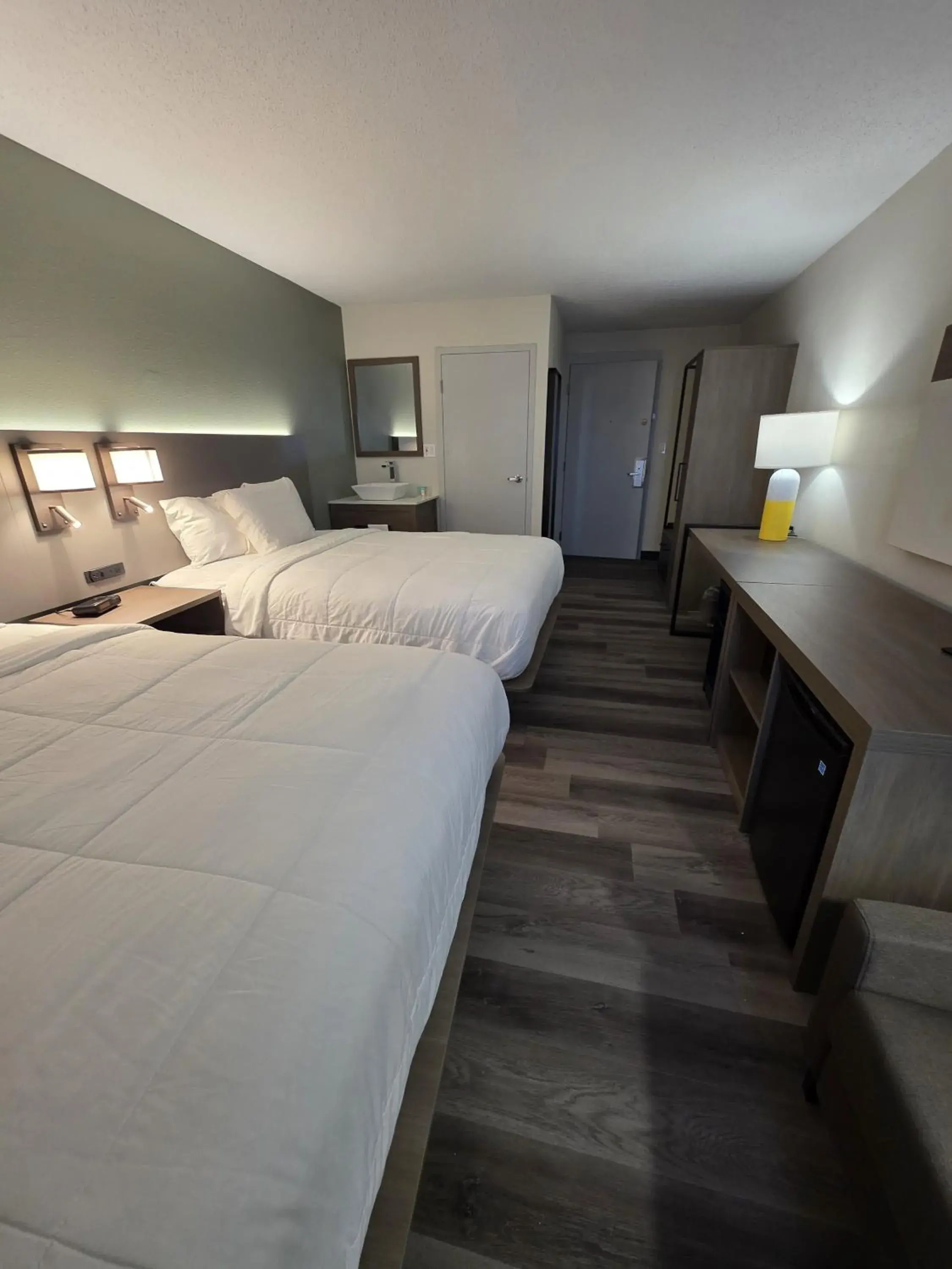 Photo of the whole room, Bed in Dakota Inn Photo of the whole room, Bed in Dakota Inn