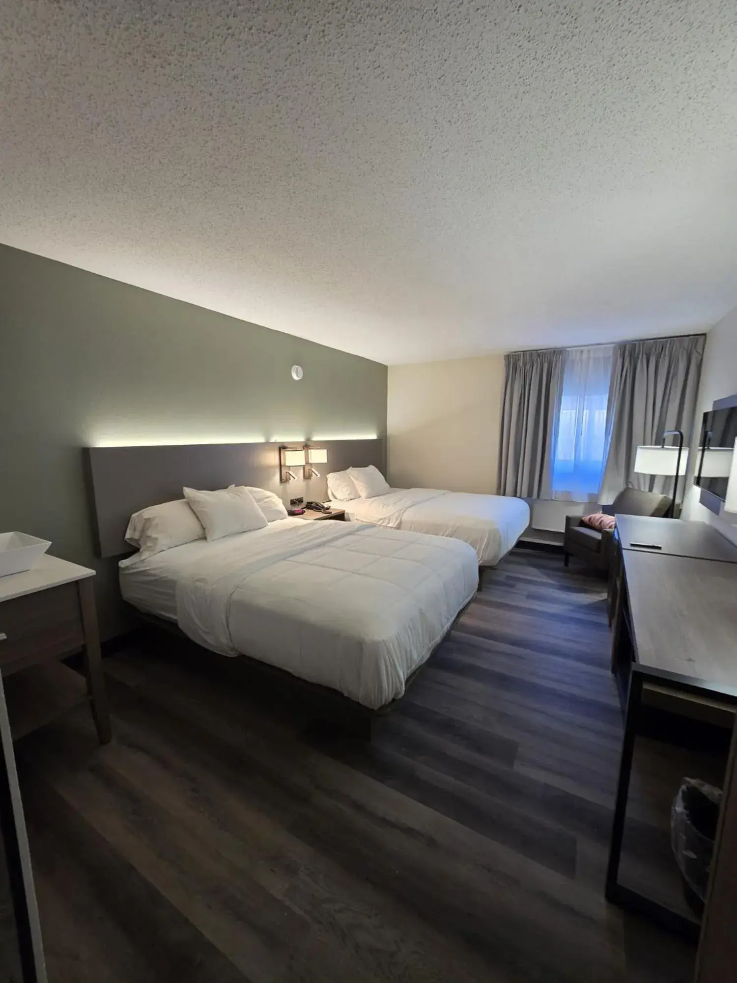 Photo of the whole room, Bed in Dakota Inn Photo of the whole room, Bed in Dakota Inn