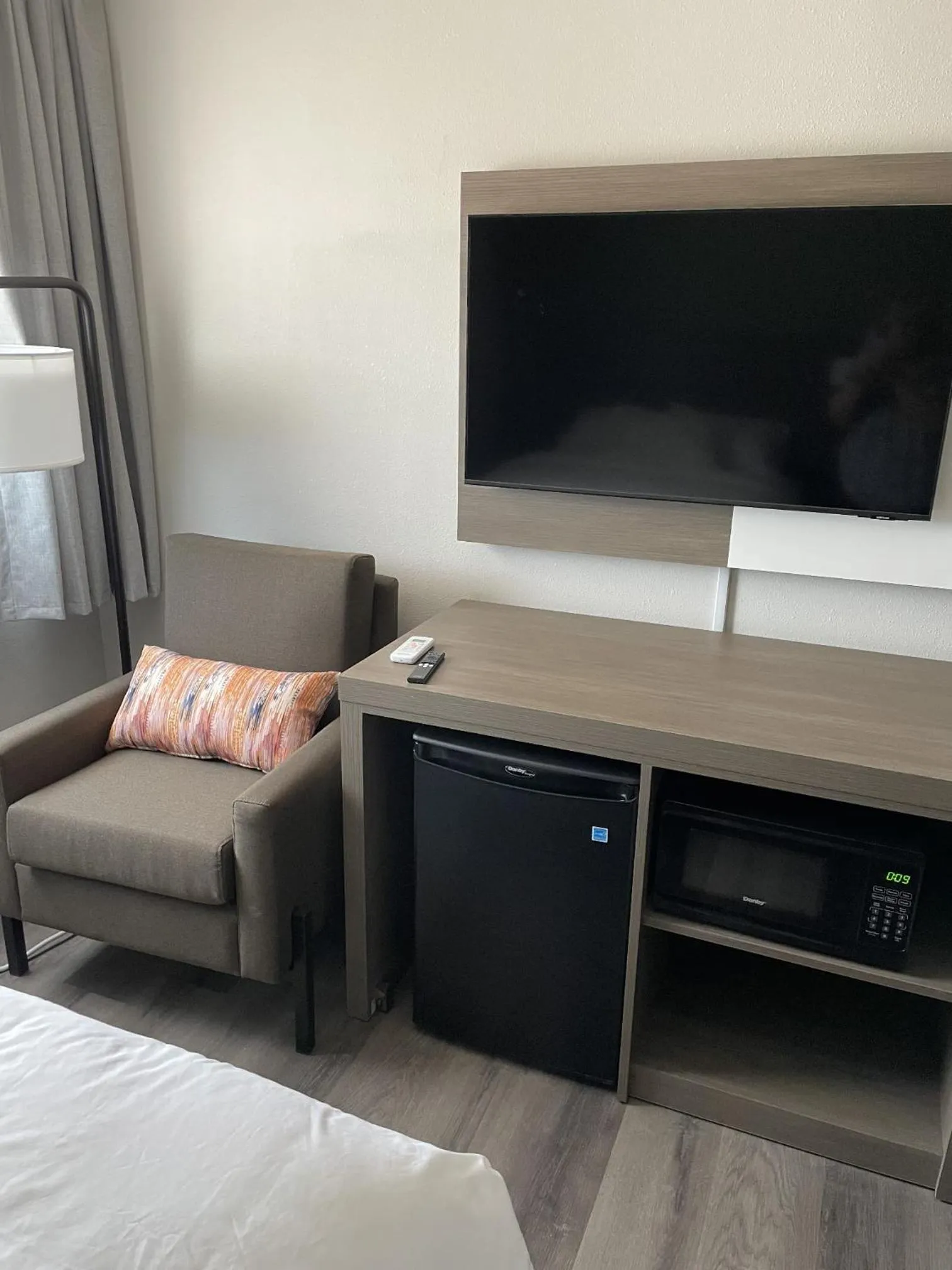 Communal lounge/ TV room, Bed in Dakota Inn