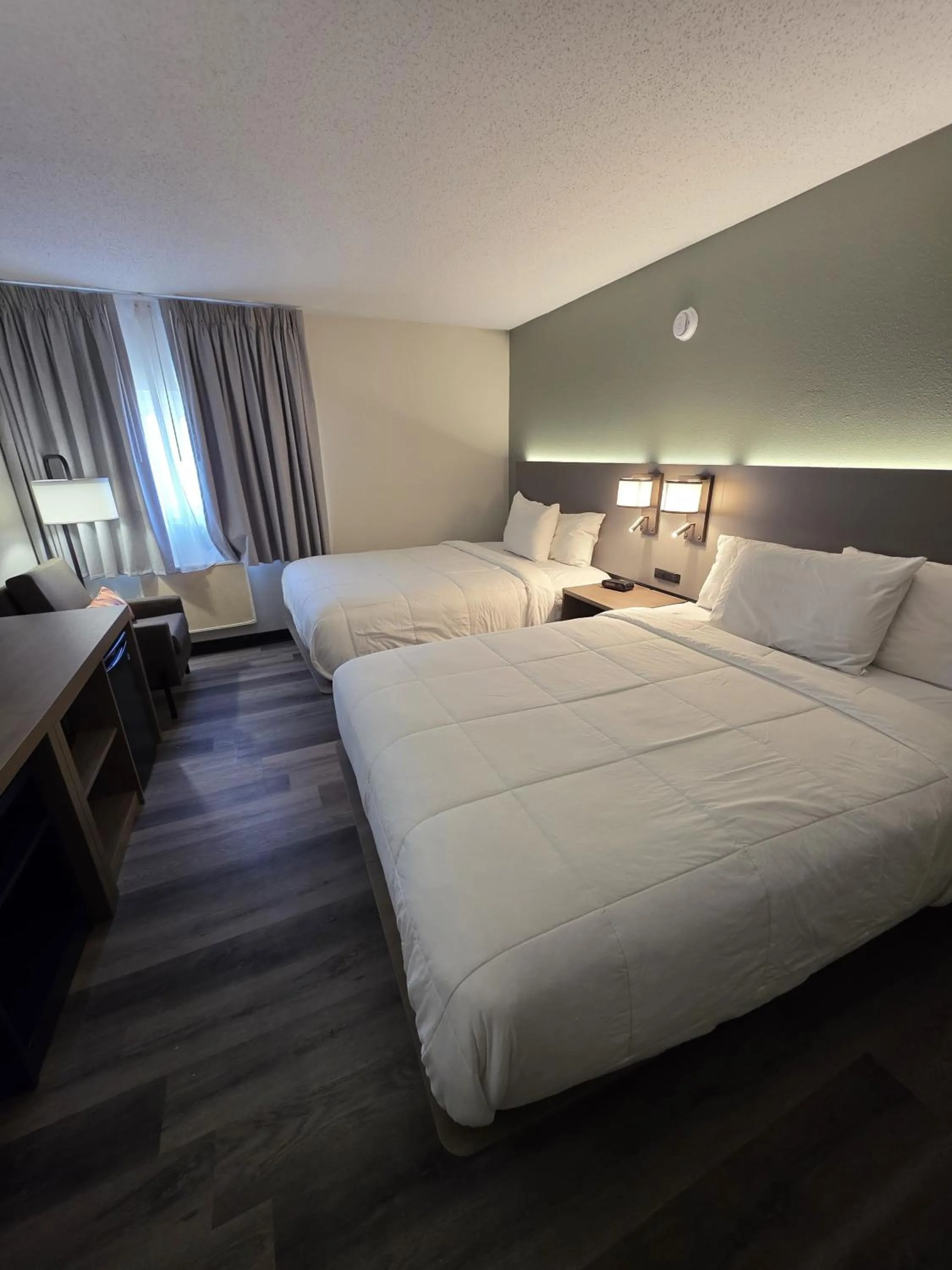 Photo of the whole room, Bed in Dakota Inn