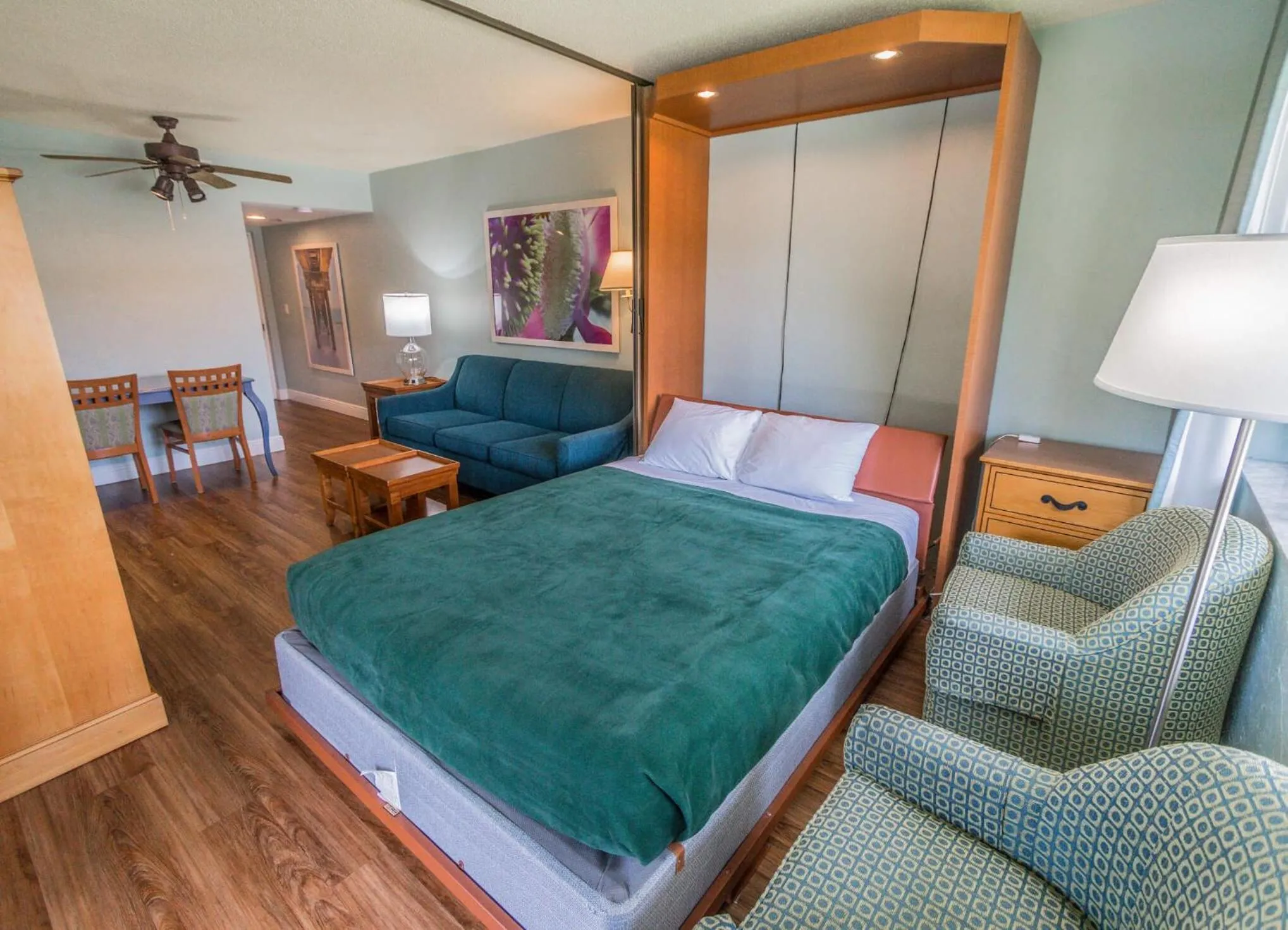 Living room, Bed in Lehigh Resort Club