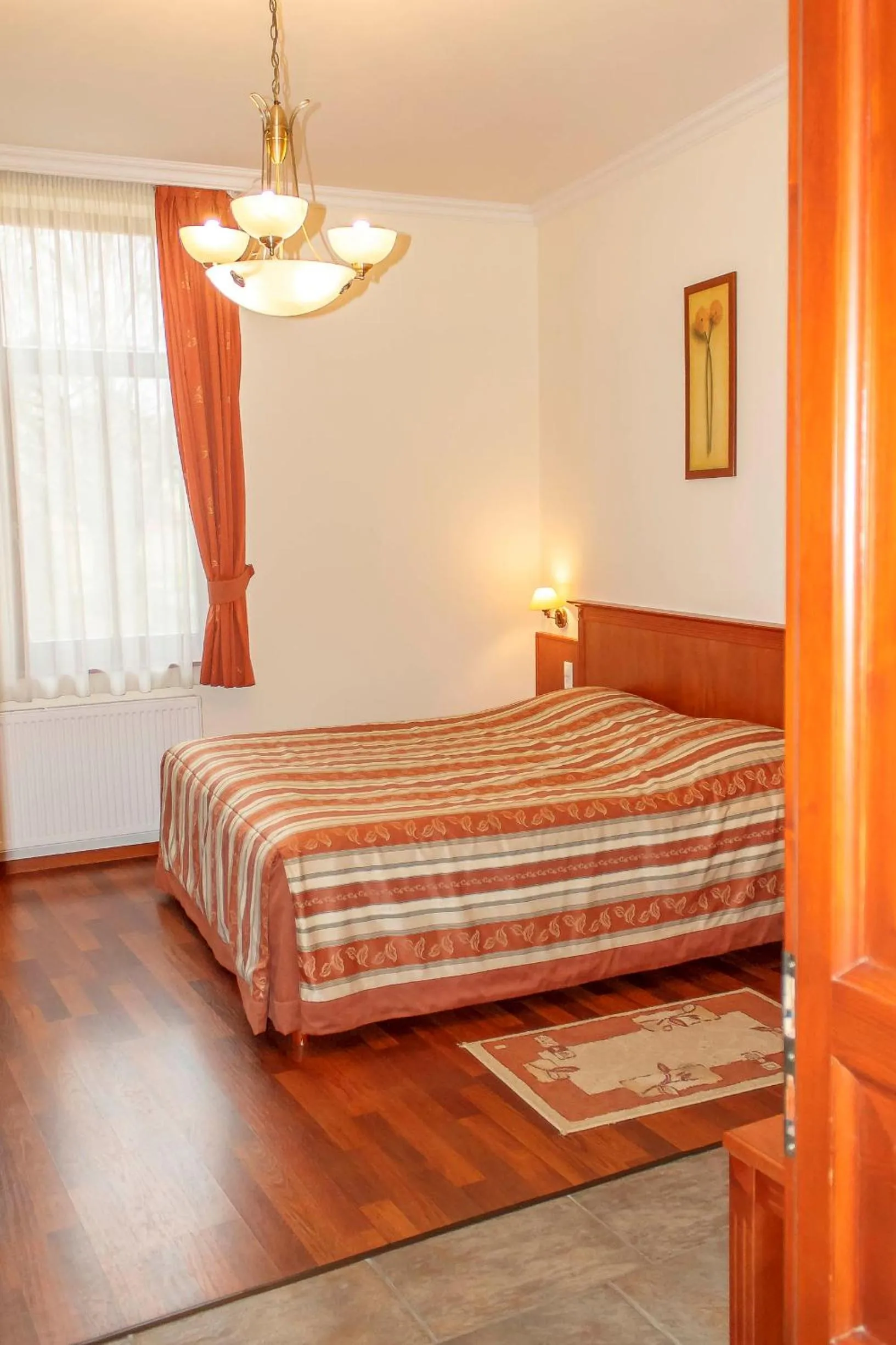 Bedroom, Bed in Pannon Hotel Bejelentkezés 20 óráig, Check-in until 20 o'clock, Einchecken bis 20 Uhr