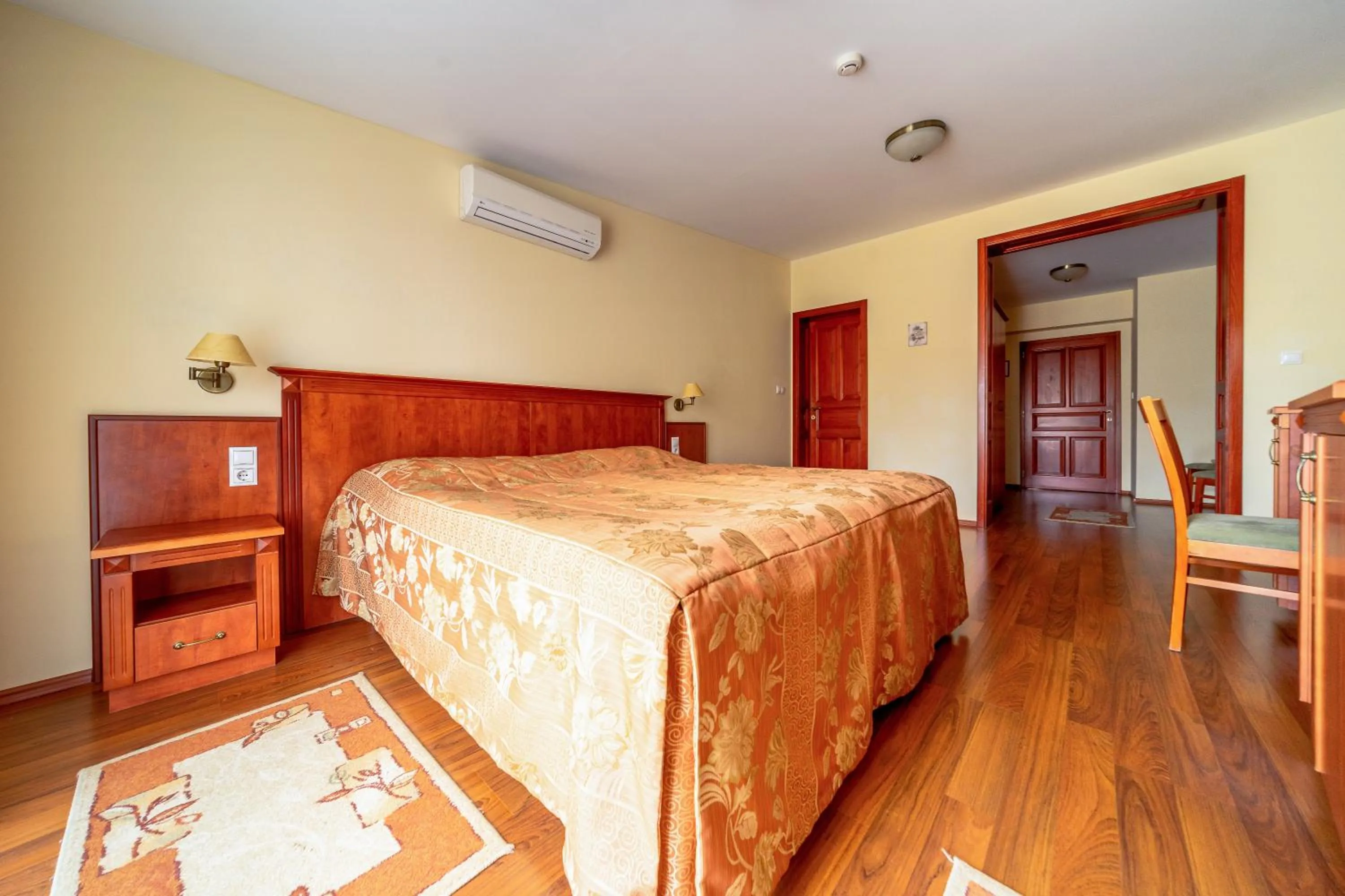 Bed in Pannon Hotel Bejelentkezés 20 óráig, Check-in until 20 o'clock, Einchecken bis 20 Uhr