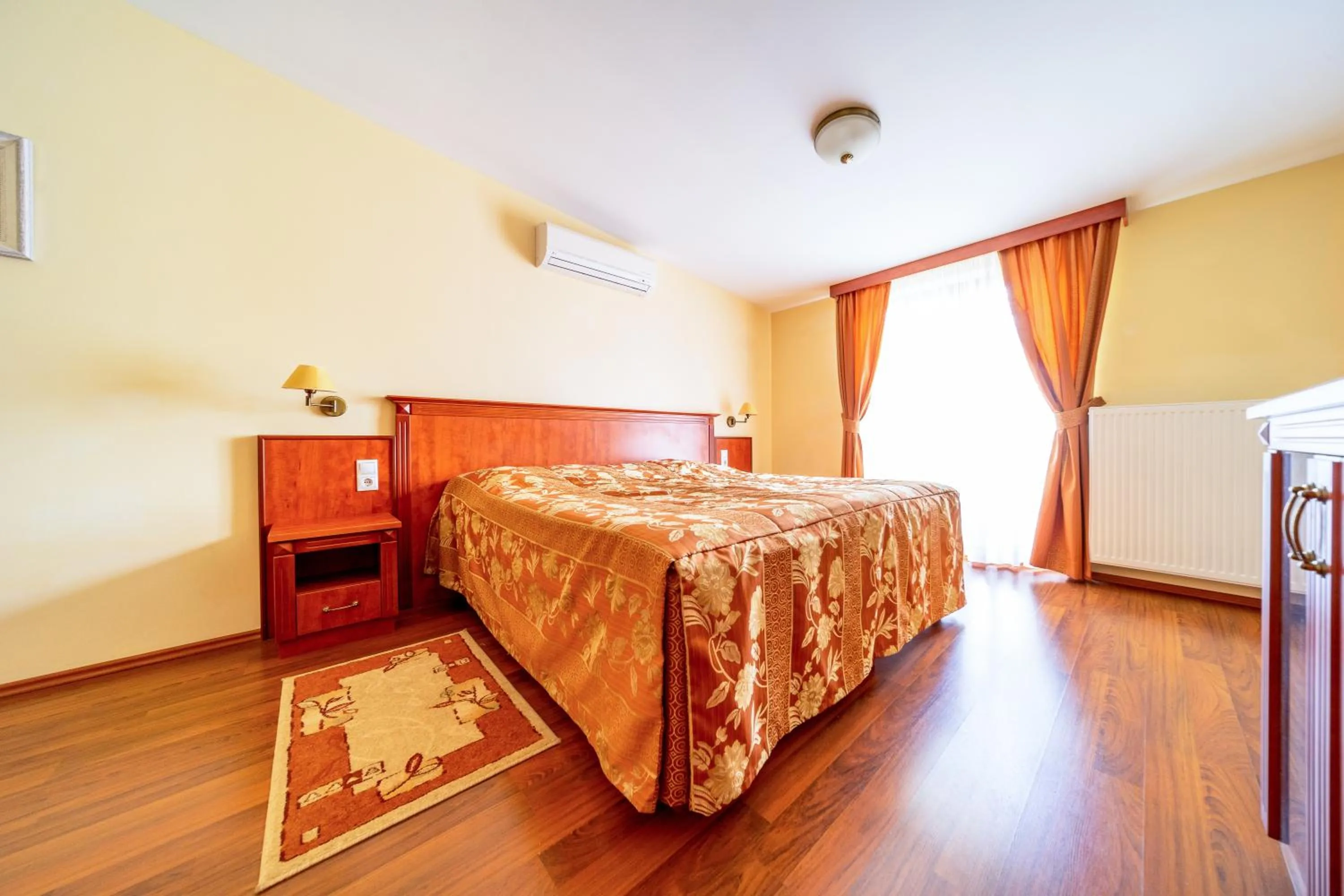 Bed in Pannon Hotel Bejelentkezés 20 óráig, Check-in until 20 o'clock, Einchecken bis 20 Uhr