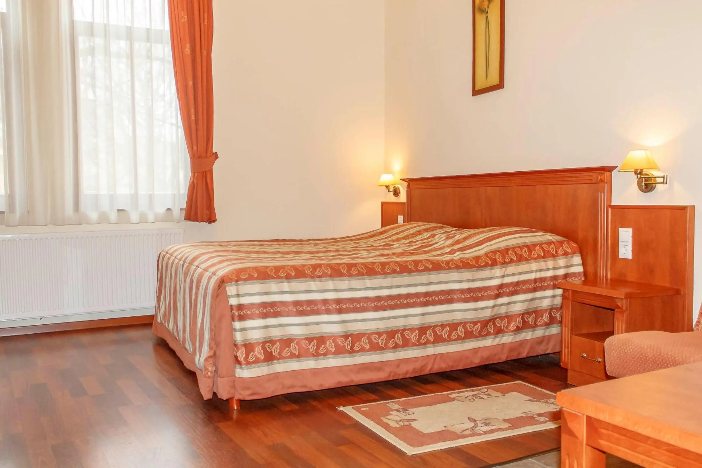 Bedroom, Bed in Pannon Hotel Bejelentkezés 20 óráig, Check-in until 20 o'clock, Einchecken bis 20 Uhr