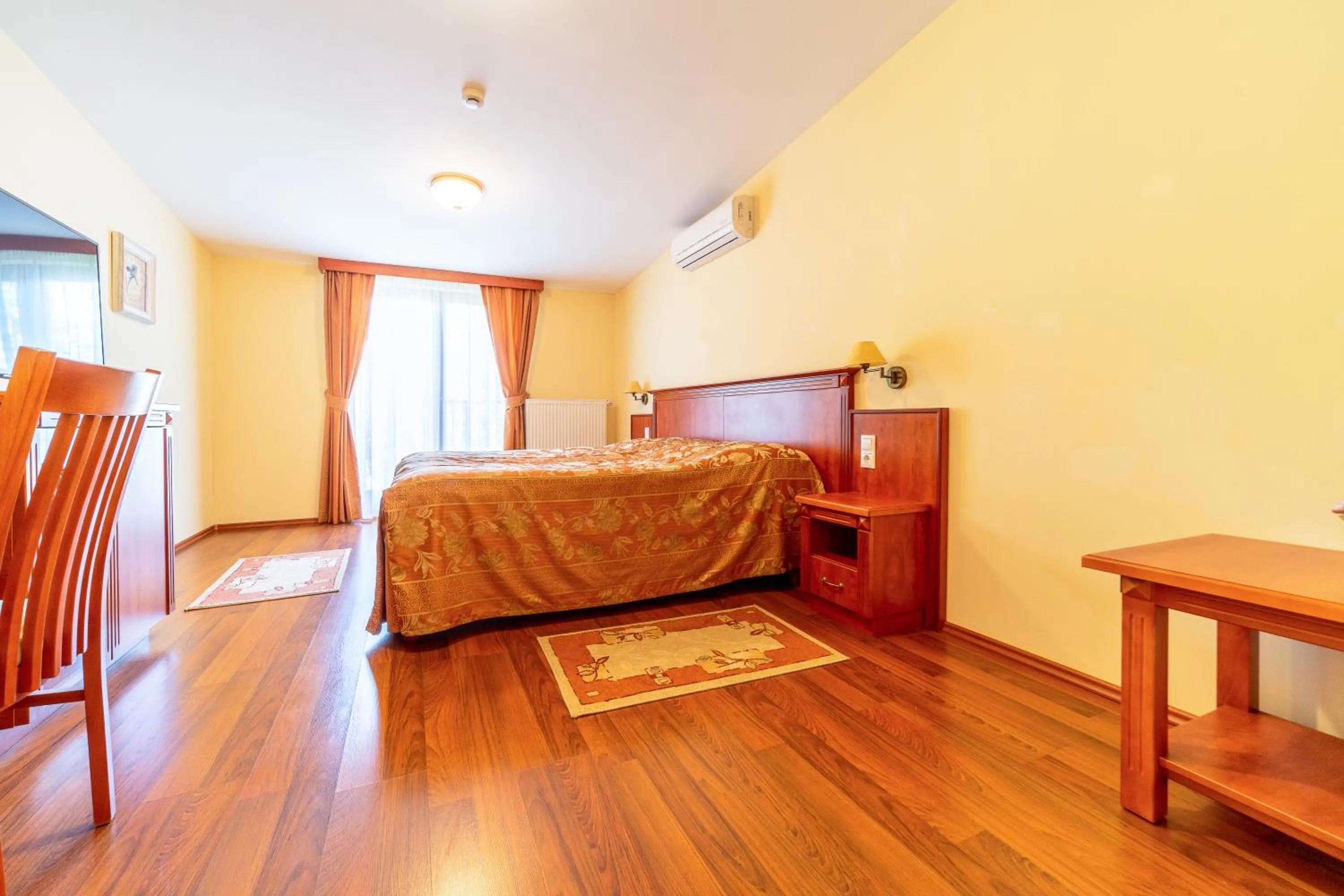 Bed in Pannon Hotel Bejelentkezés 20 óráig, Check-in until 20 o'clock, Einchecken bis 20 Uhr
