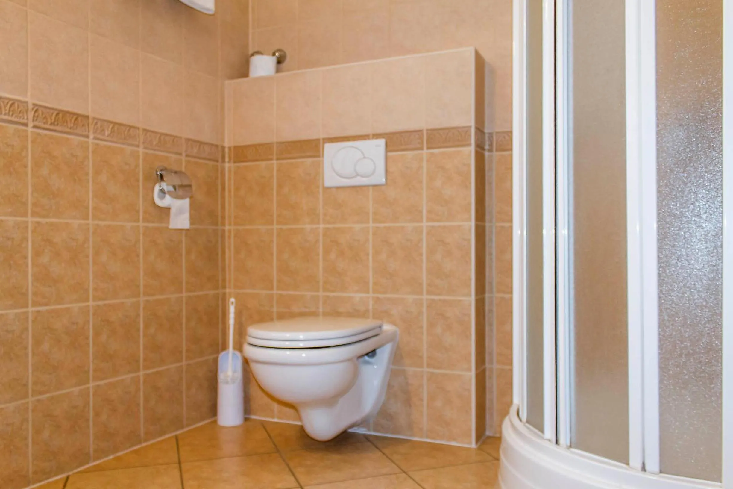 Toilet in Pannon Hotel Bejelentkezés 20 óráig, Check-in until 20 o'clock, Einchecken bis 20 Uhr