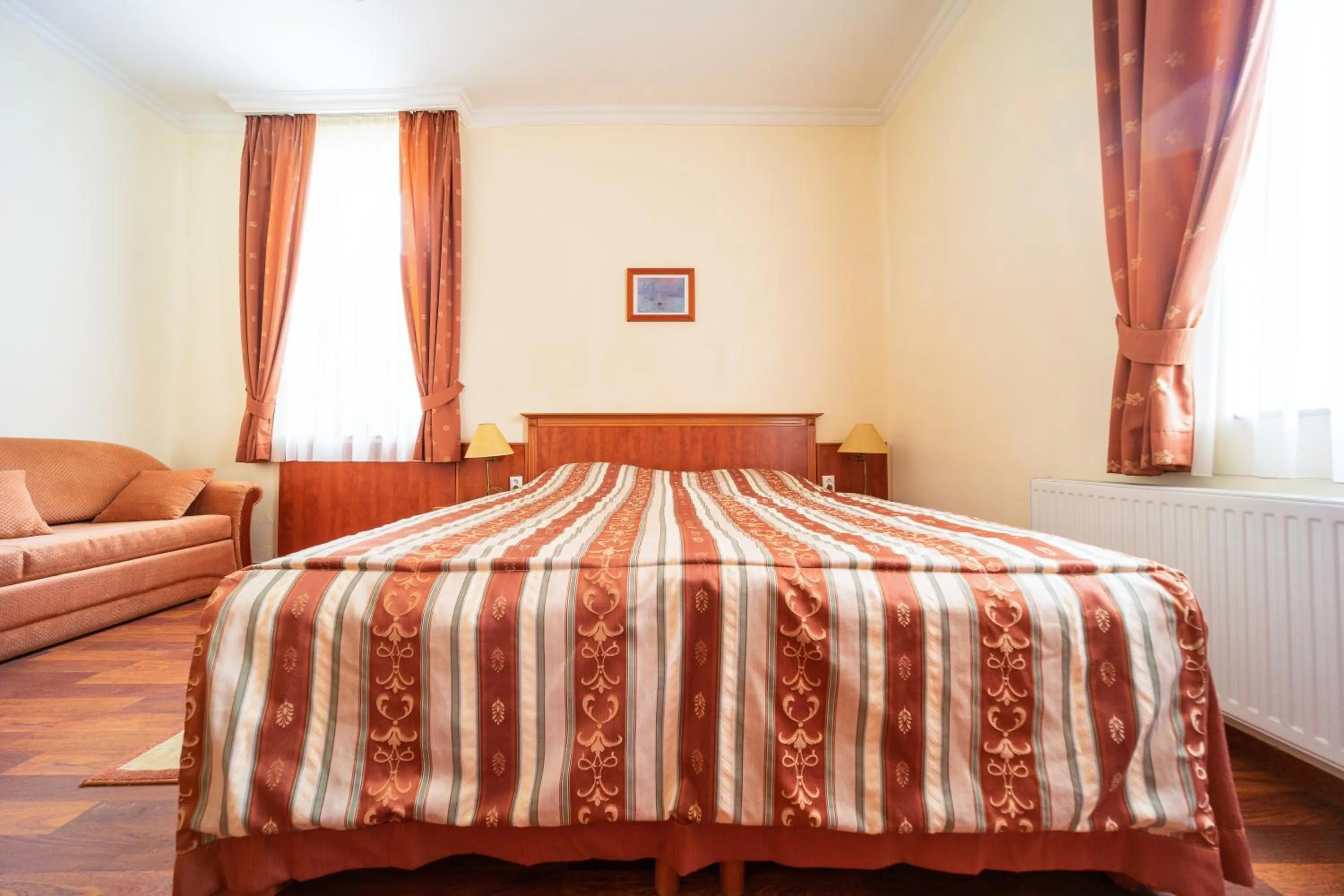 Bed in Pannon Hotel Bejelentkezés 20 óráig, Check-in until 20 o'clock, Einchecken bis 20 Uhr
