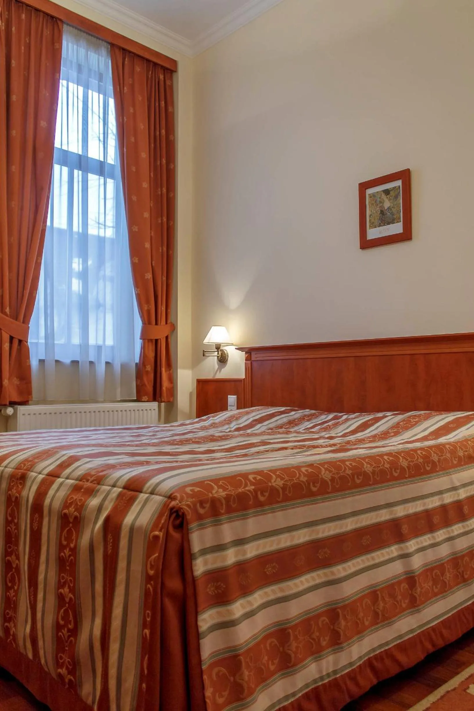 Bed in Pannon Hotel Bejelentkezés 20 óráig, Check-in until 20 o'clock, Einchecken bis 20 Uhr