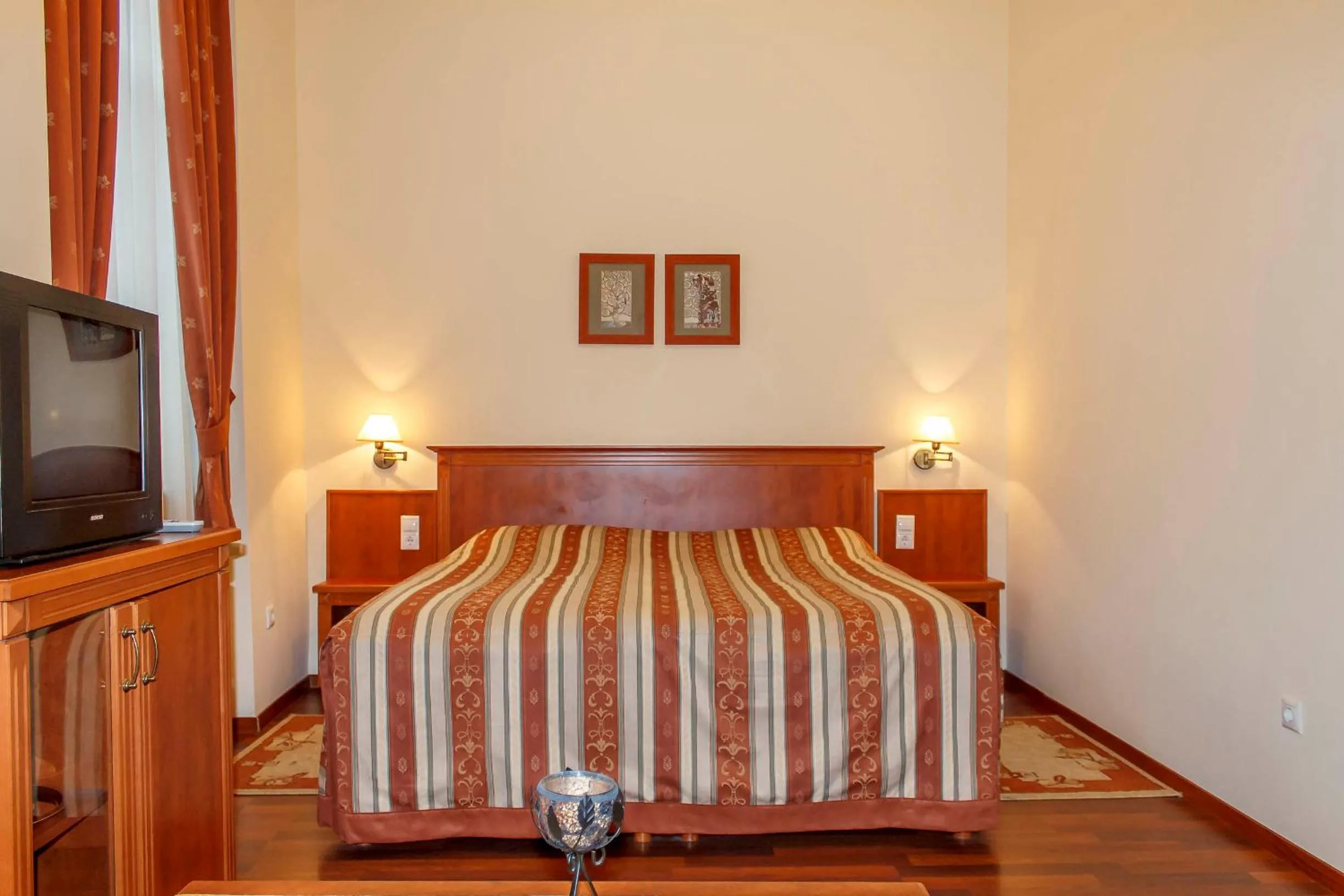 Bed in Pannon Hotel Bejelentkezés 20 óráig, Check-in until 20 o'clock, Einchecken bis 20 Uhr