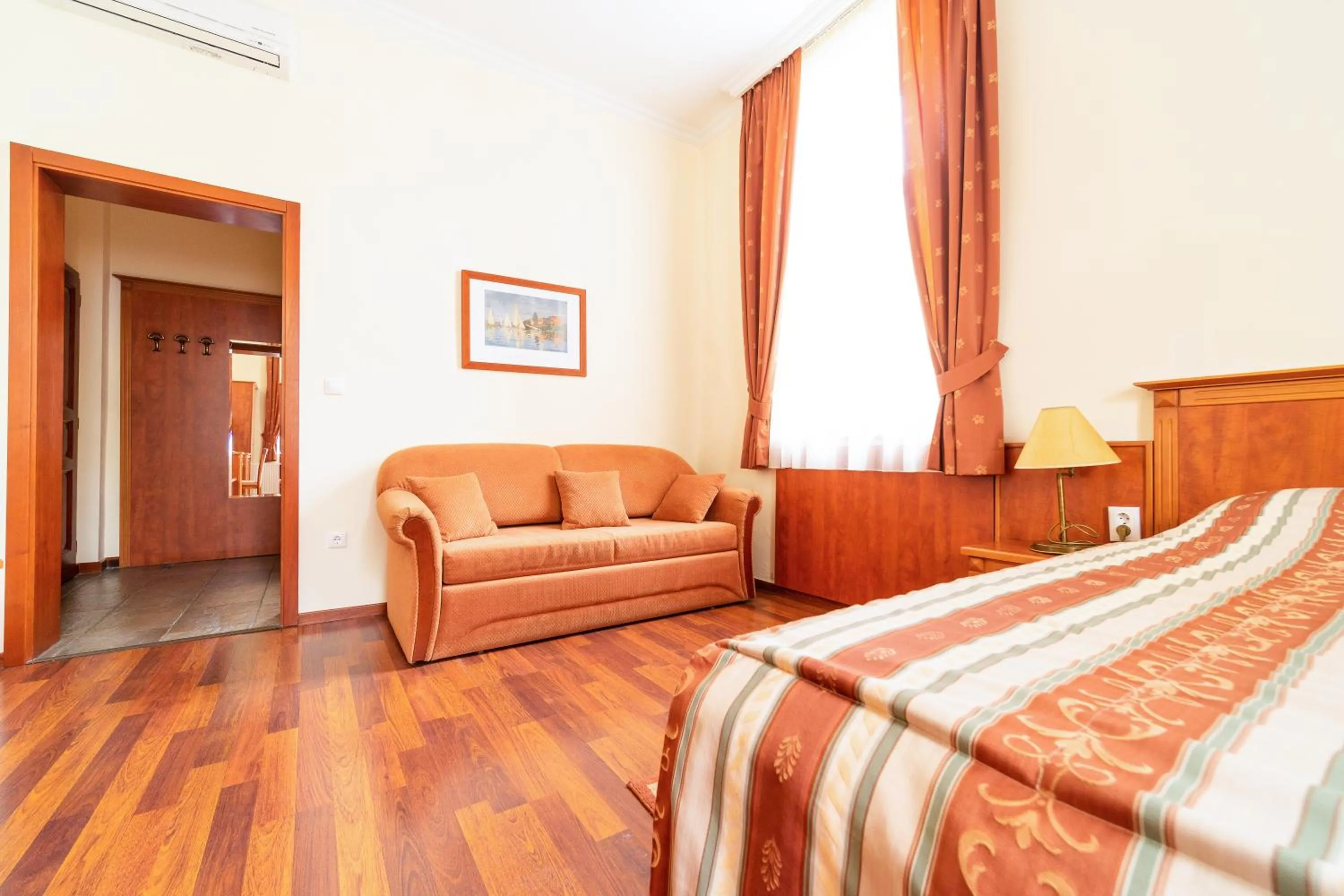 Bed in Pannon Hotel Bejelentkezés 20 óráig, Check-in until 20 o'clock, Einchecken bis 20 Uhr
