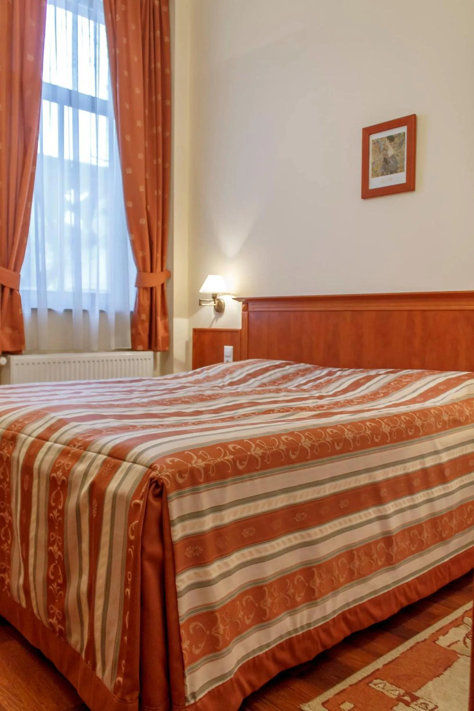 Bed in Pannon Hotel Bejelentkezés 20 óráig, Check-in until 20 o'clock, Einchecken bis 20 Uhr