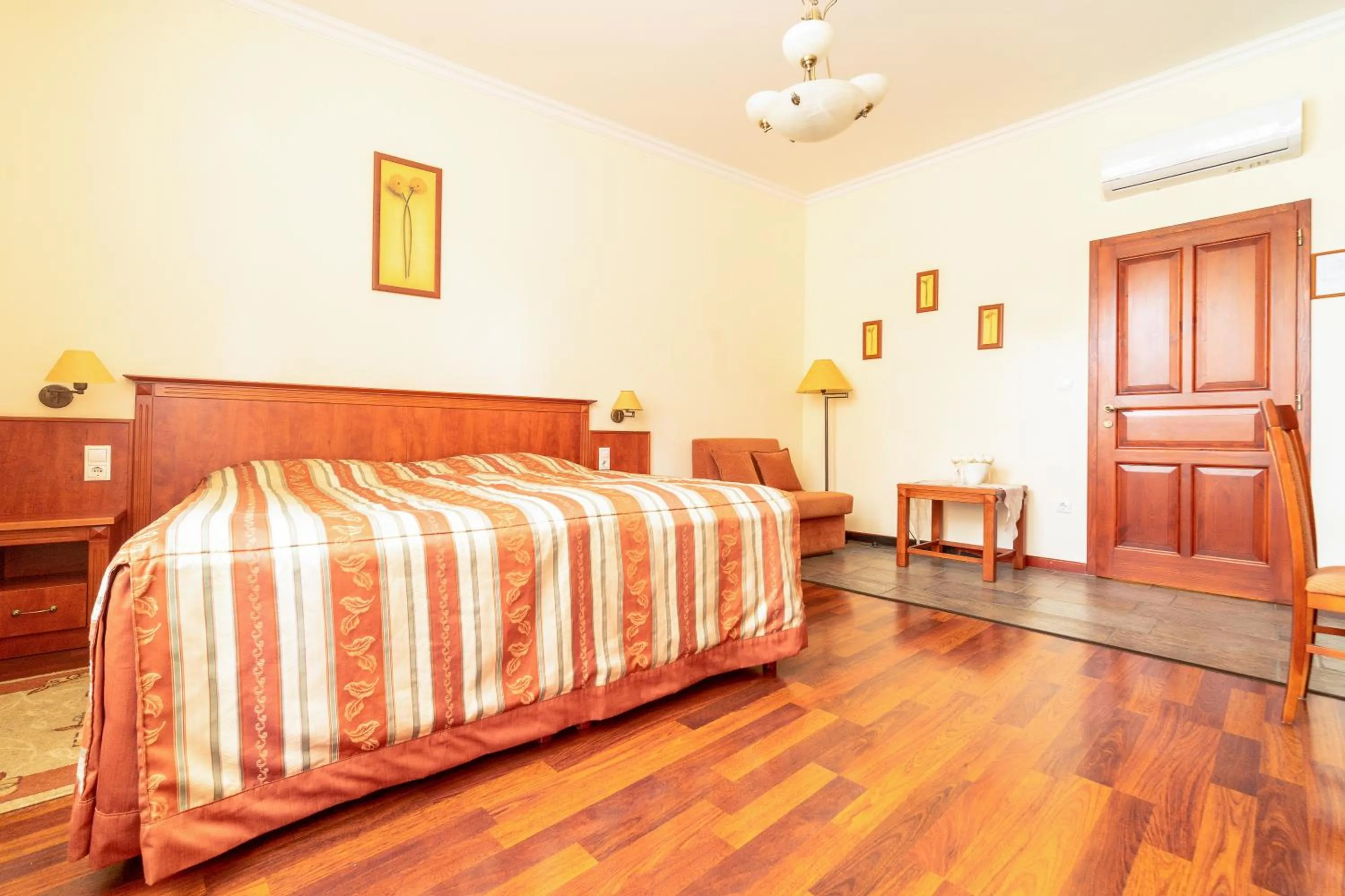 Bed in Pannon Hotel Bejelentkezés 20 óráig, Check-in until 20 o'clock, Einchecken bis 20 Uhr