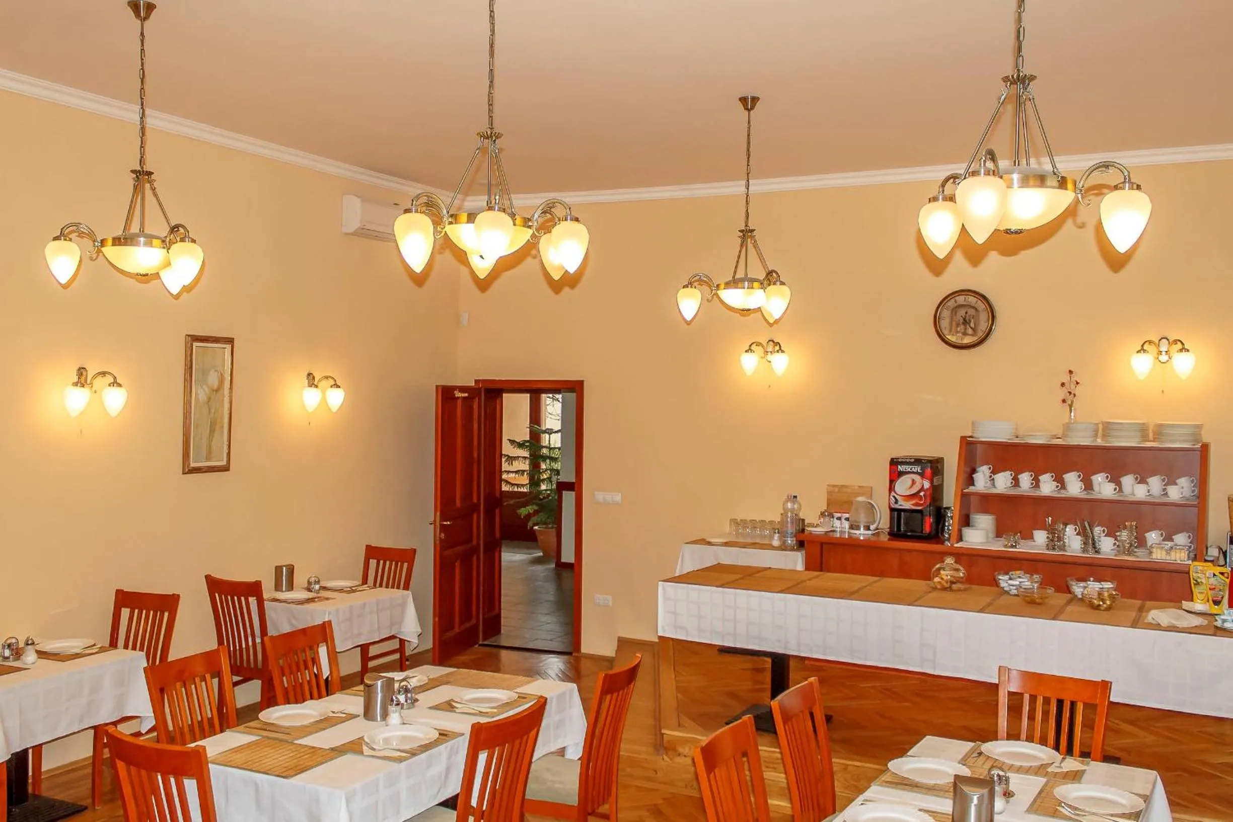 Restaurant/places to eat in Pannon Hotel Bejelentkezés 20 óráig, Check-in until 20 o'clock, Einchecken bis 20 Uhr
