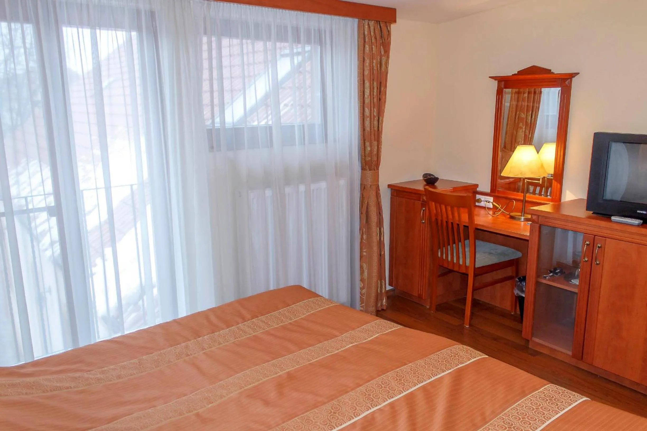 Bedroom, Bed in Pannon Hotel Bejelentkezés 20 óráig, Check-in until 20 o'clock, Einchecken bis 20 Uhr