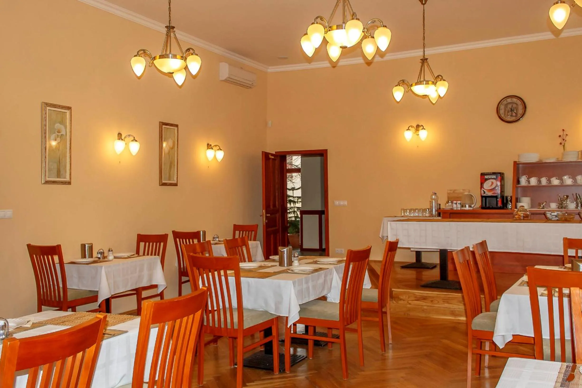 Restaurant/places to eat in Pannon Hotel Bejelentkezés 20 óráig, Check-in until 20 o'clock, Einchecken bis 20 Uhr