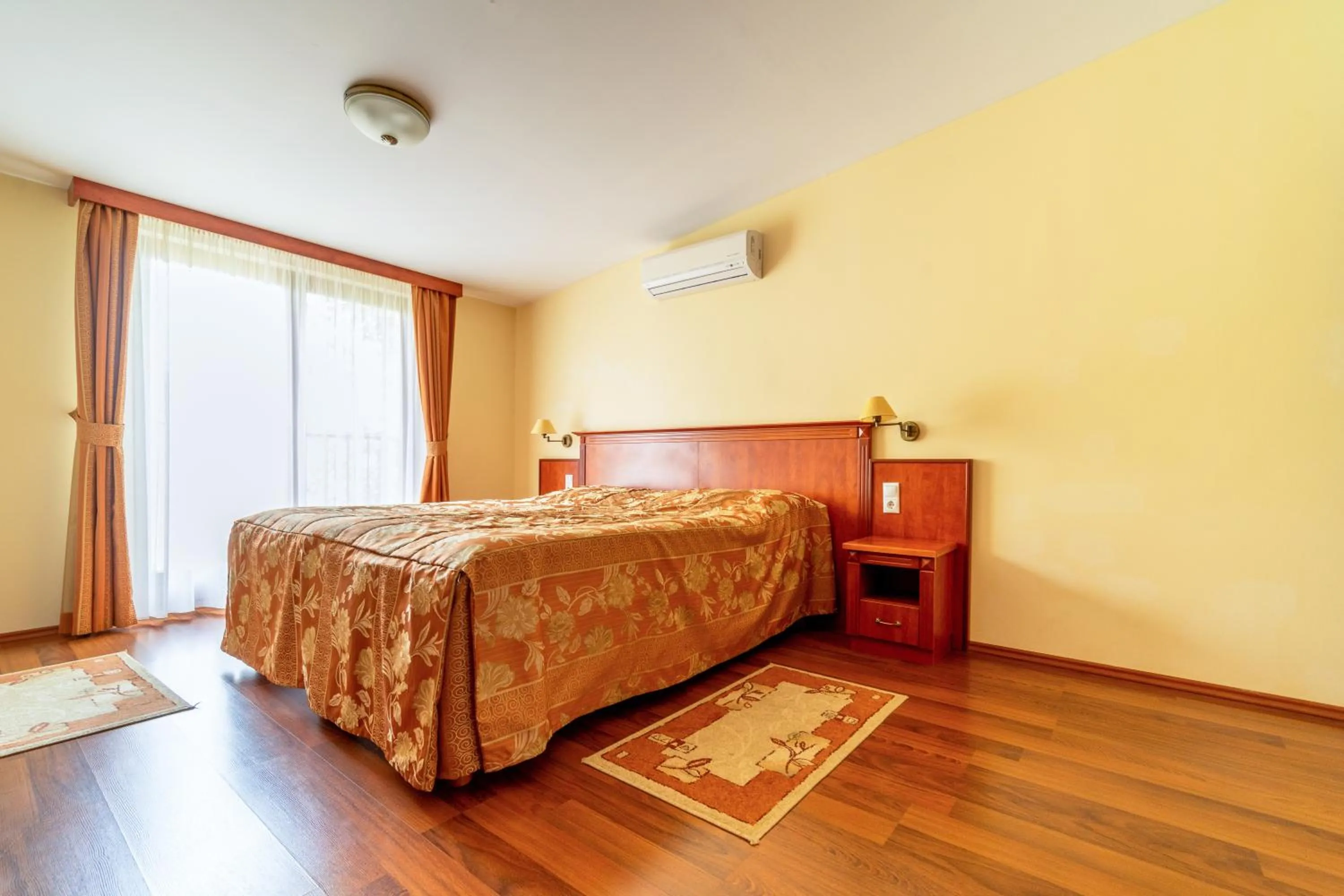 Bed in Pannon Hotel Bejelentkezés 20 óráig, Check-in until 20 o'clock, Einchecken bis 20 Uhr