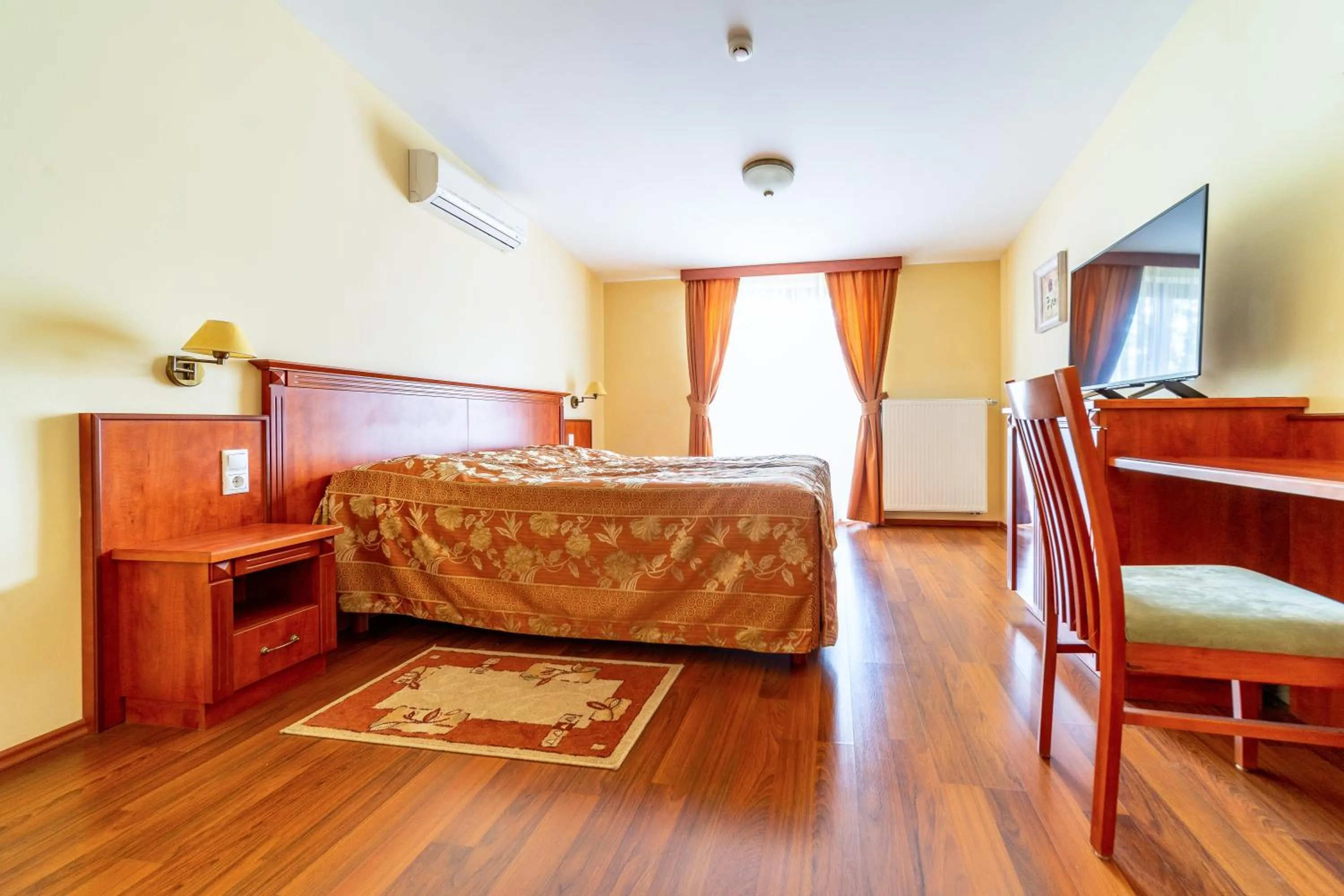 Bed in Pannon Hotel Bejelentkezés 20 óráig, Check-in until 20 o'clock, Einchecken bis 20 Uhr