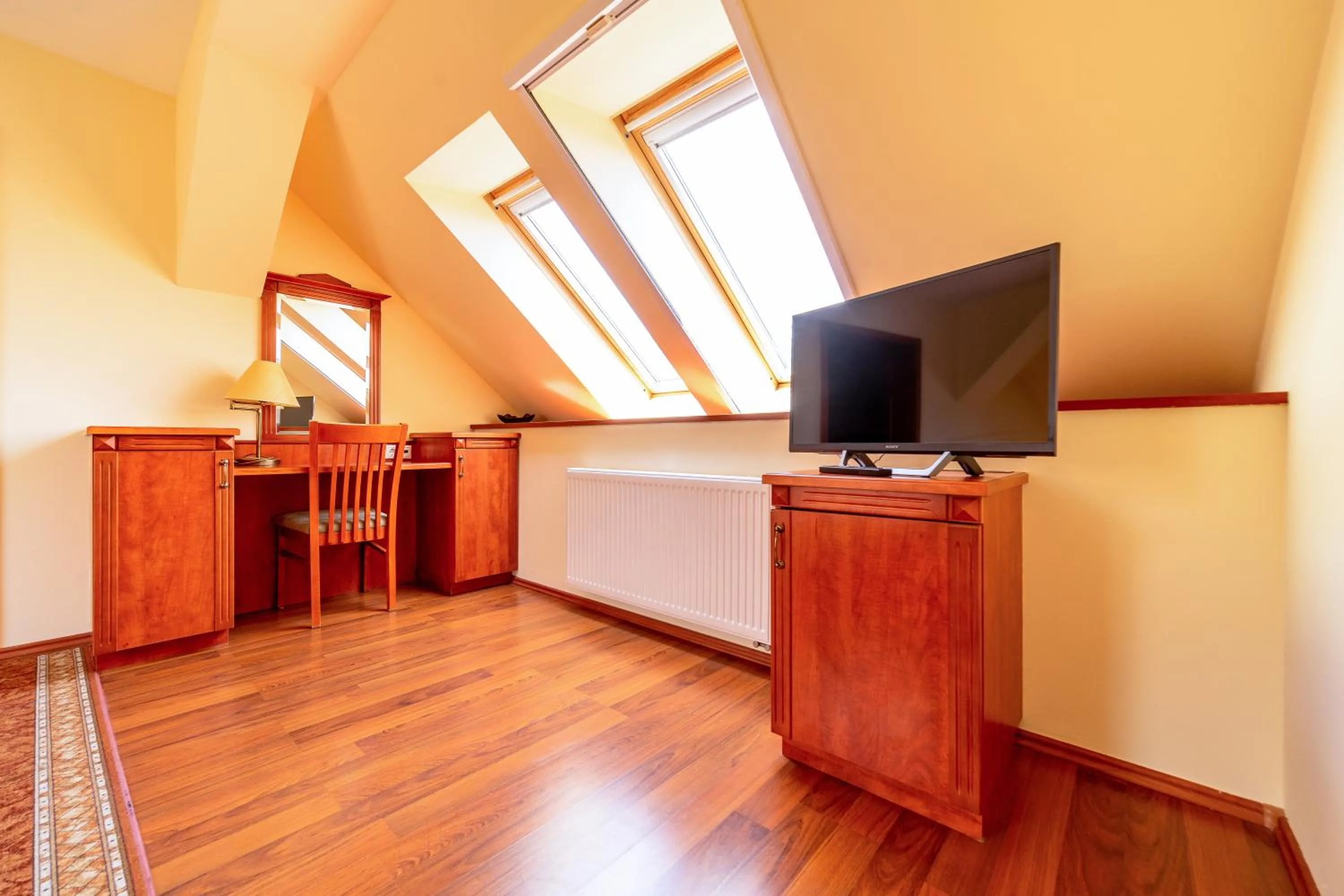 Pannon Hotel Bejelentkezés 20 óráig, Check-in until 20 o'clock, Einchecken bis 20 Uhr
