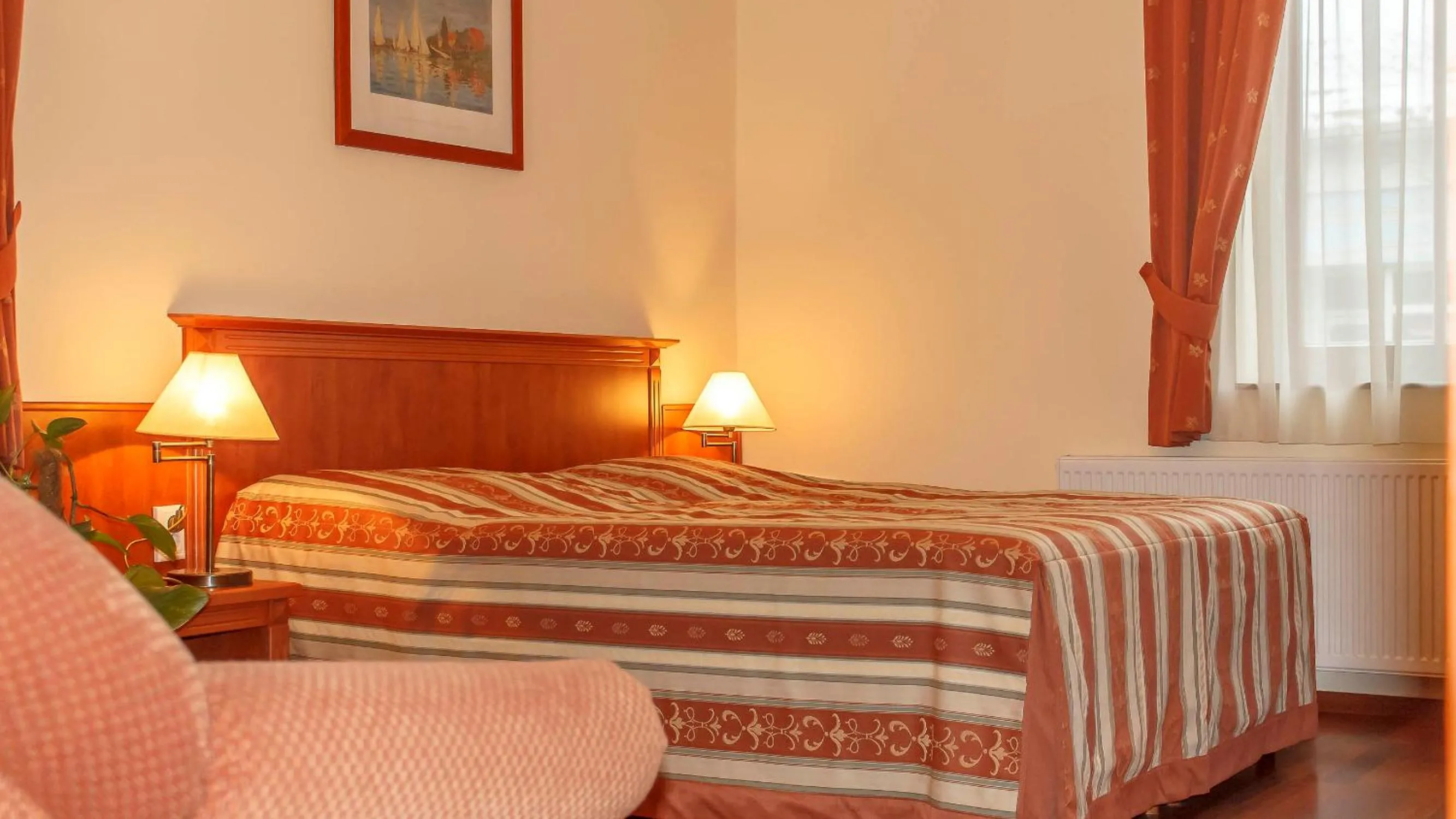 Bed in Pannon Hotel Bejelentkezés 20 óráig, Check-in until 20 o'clock, Einchecken bis 20 Uhr
